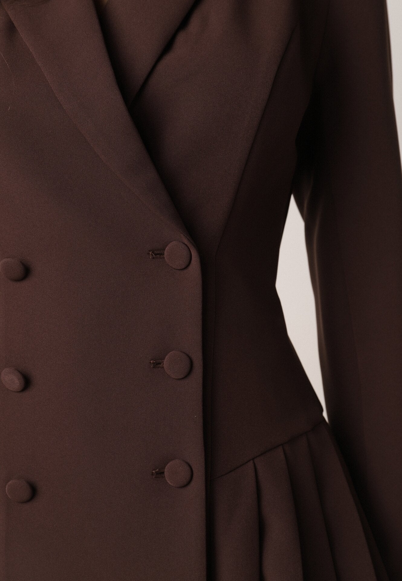 Brązowa Sukienka o Kroju Marynarki VICES z Poduszkami w Ramionach Serlina