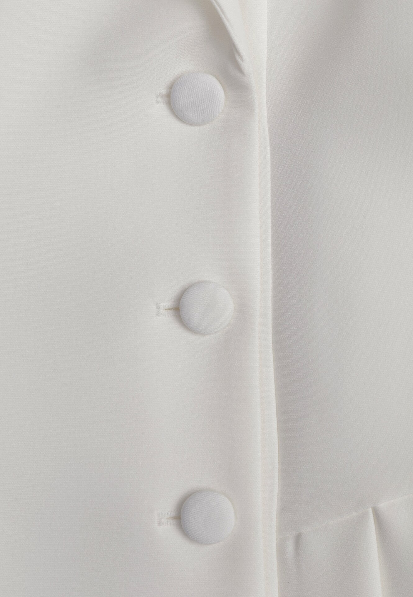 Biała Sukienka o Kroju Marynarki VICES z Poduszkami w Ramionach Serlina