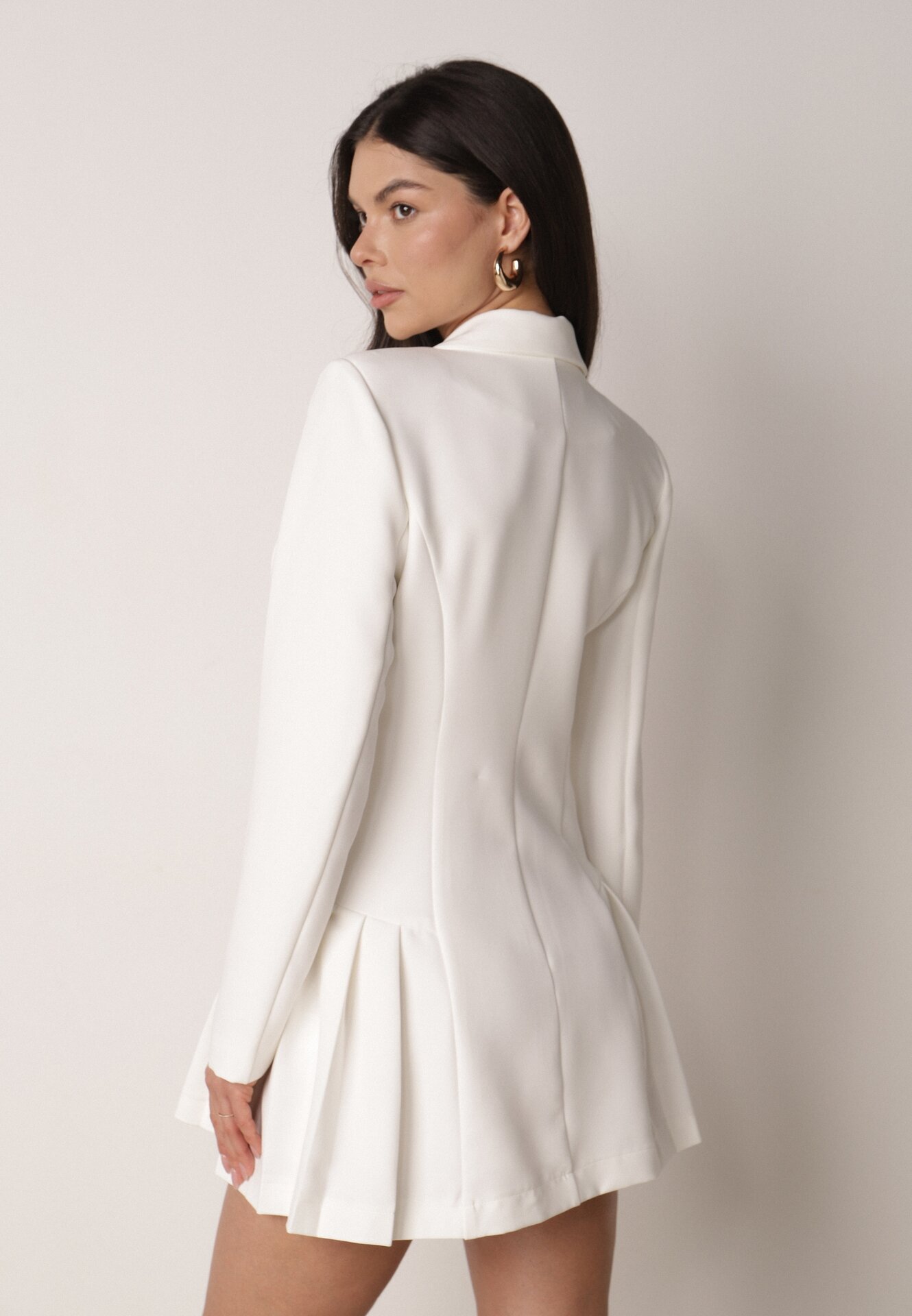 Biała Sukienka o Kroju Marynarki VICES z Poduszkami w Ramionach Serlina