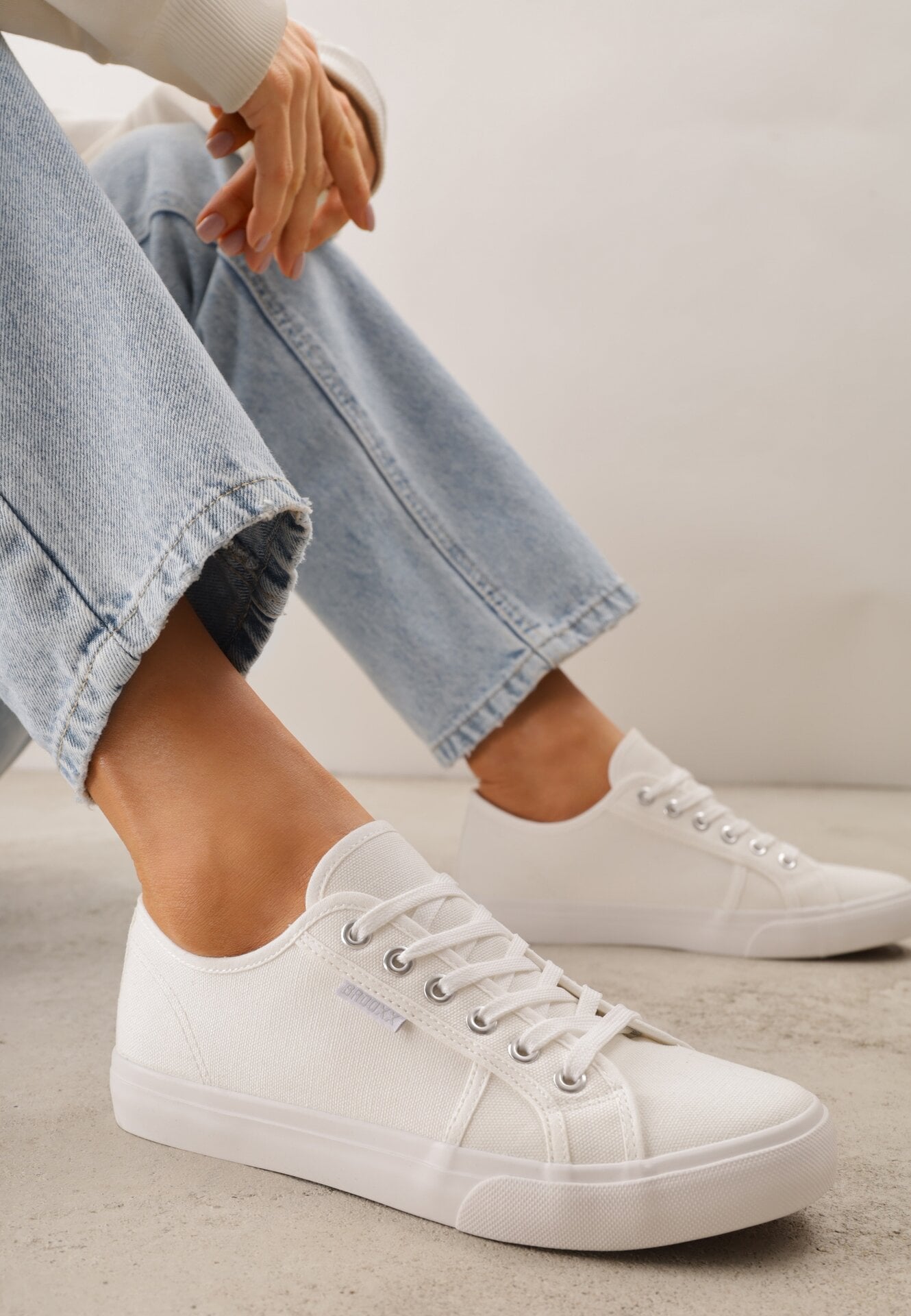 Teniși înalți Albi