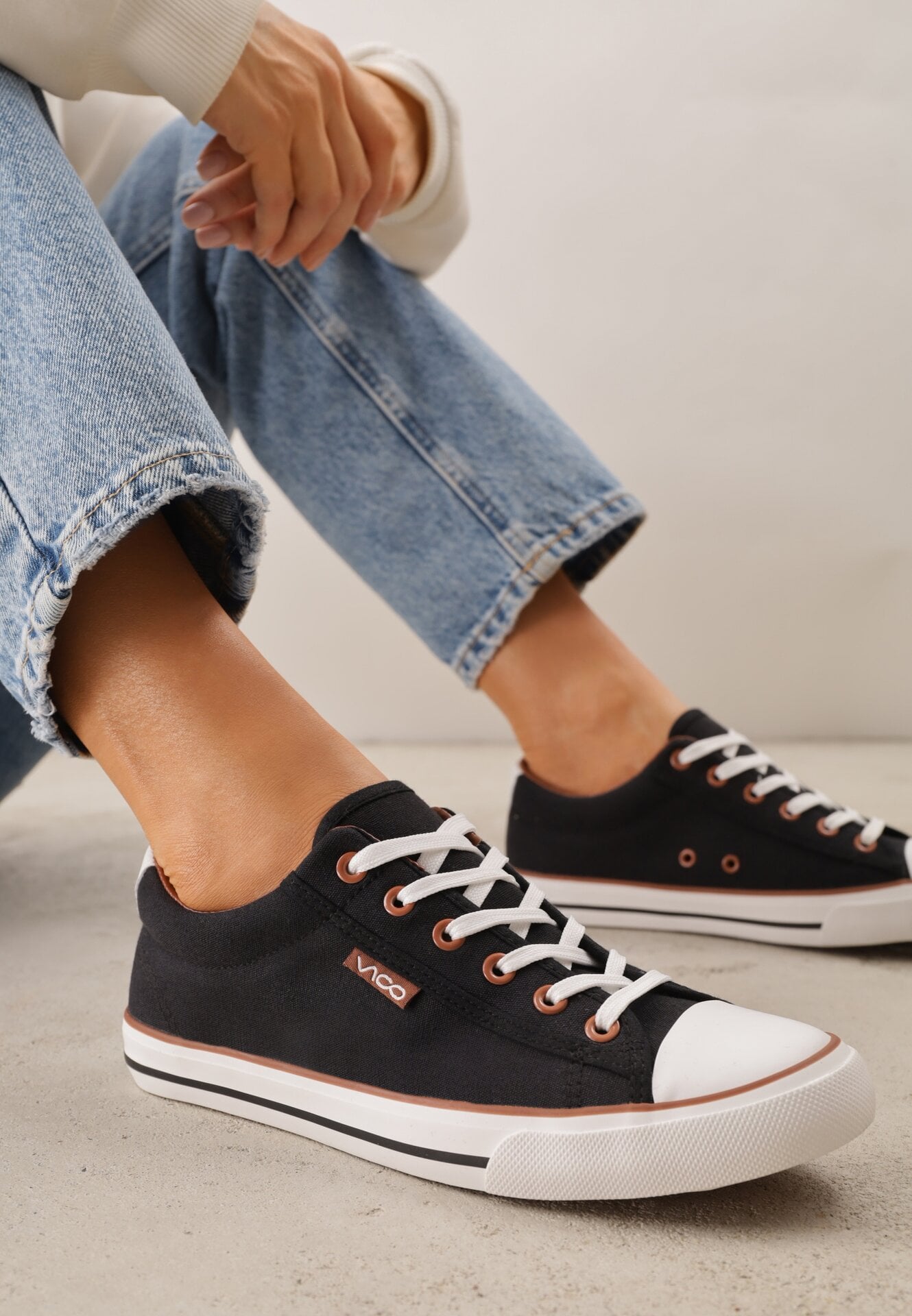 Teniși înalți Negri