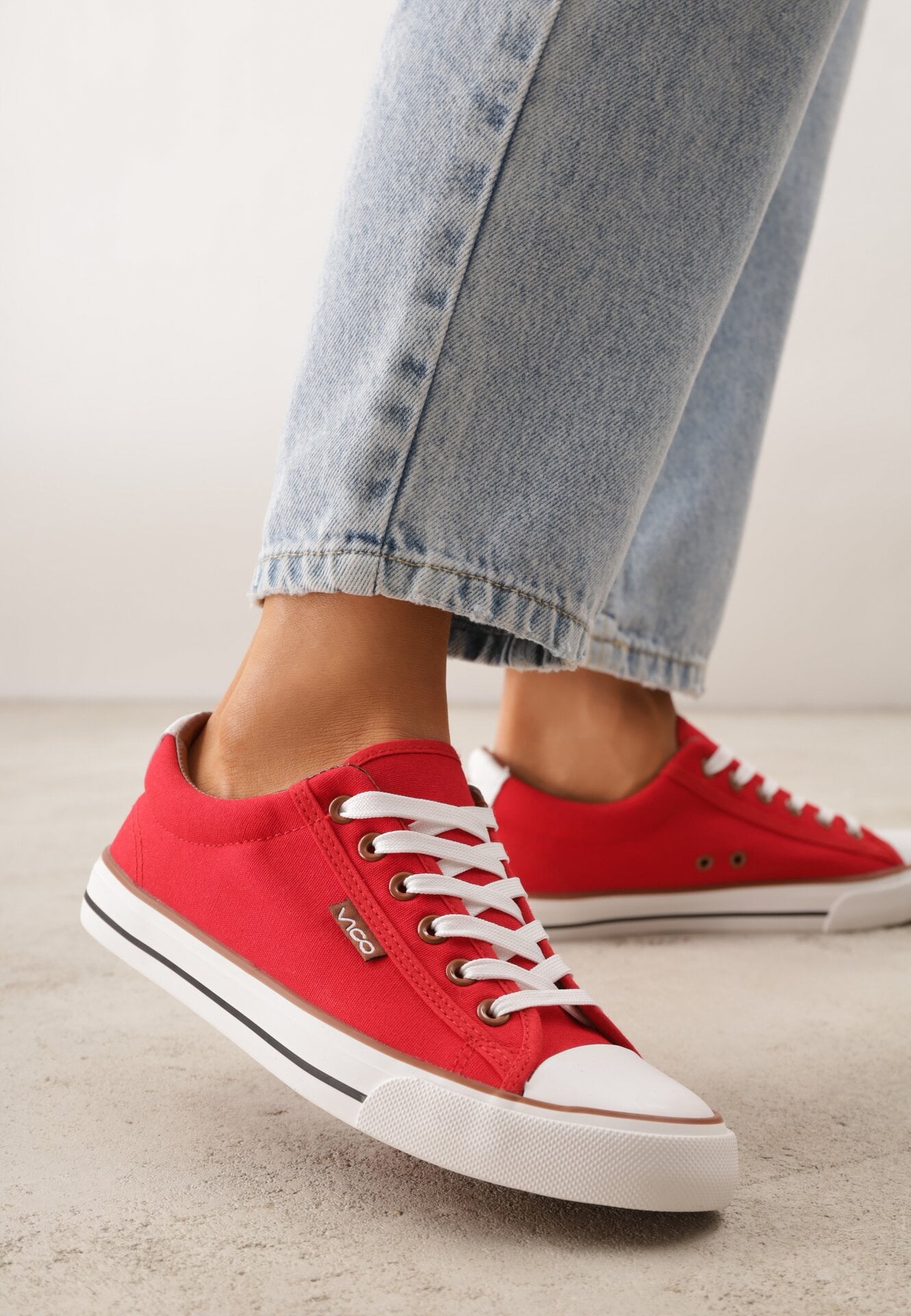 Teniși înalți Roșii