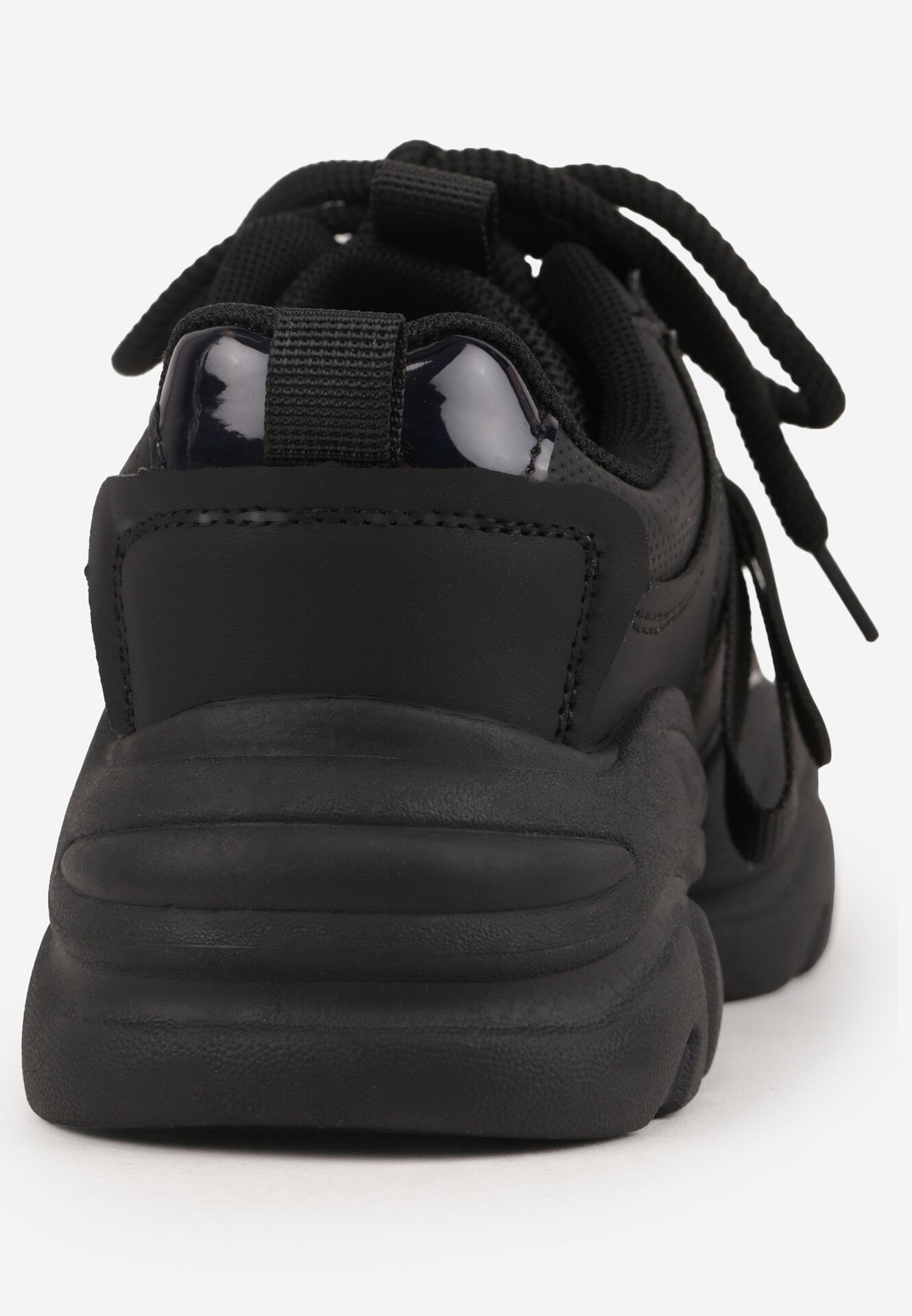 Czarne Sznurowane Buty Sportowe na Masywnej Podeszwie Delagana