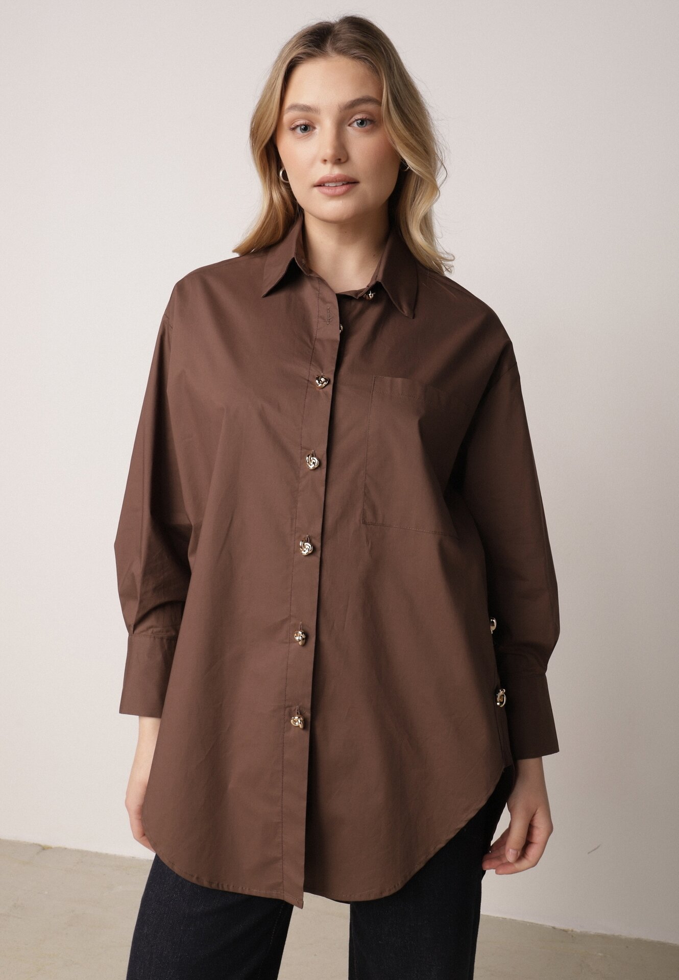Brązowa Bawełniana Koszula Oversize z Biżuteryjnymi Guzikami Adrearina