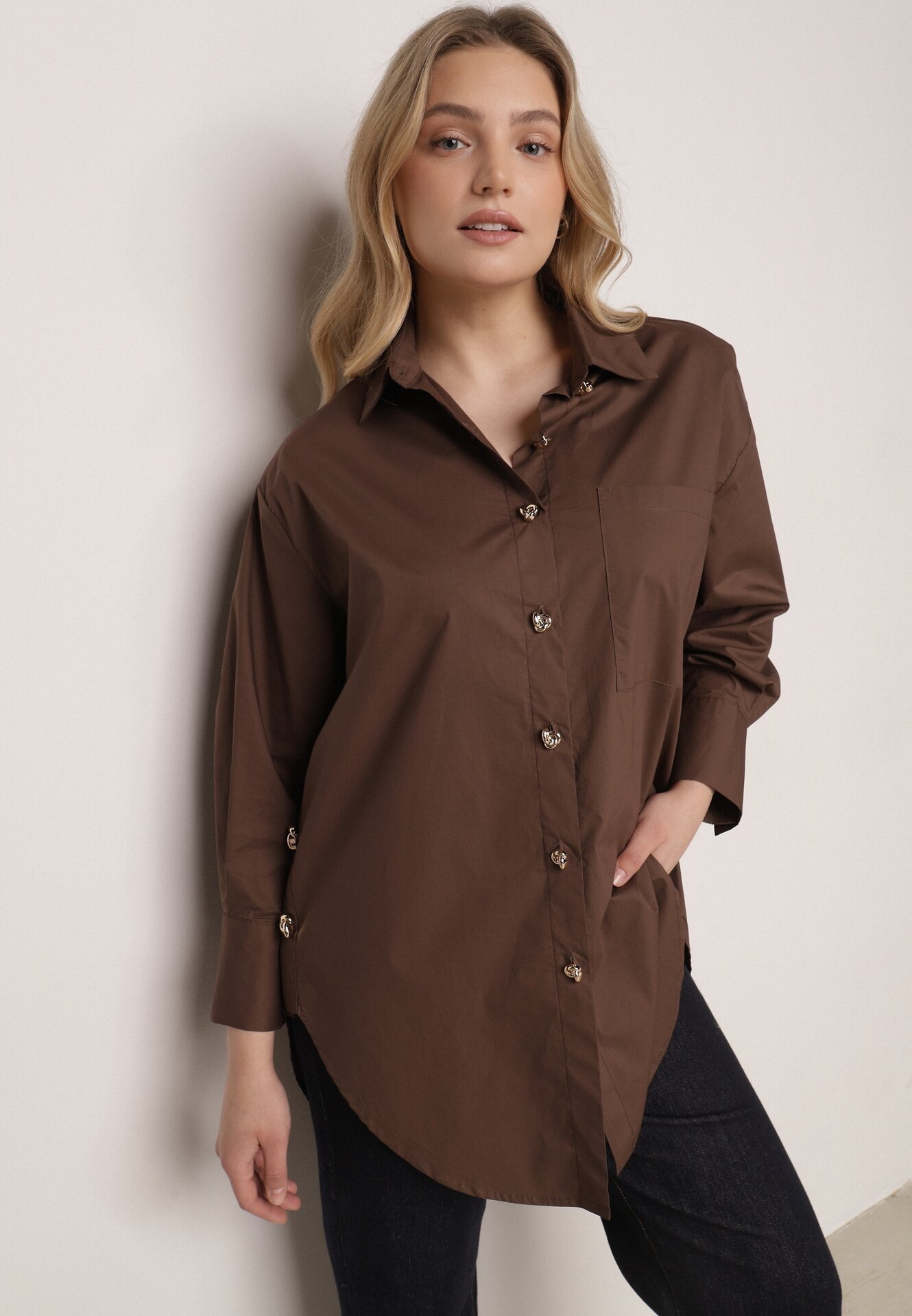 Brązowa Bawełniana Koszula Oversize z Biżuteryjnymi Guzikami Adrearina