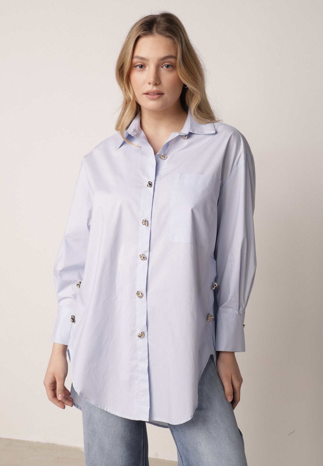 Niebieska Bawełniana Koszula Oversize z Biżuteryjnymi Guzikami Adrearina