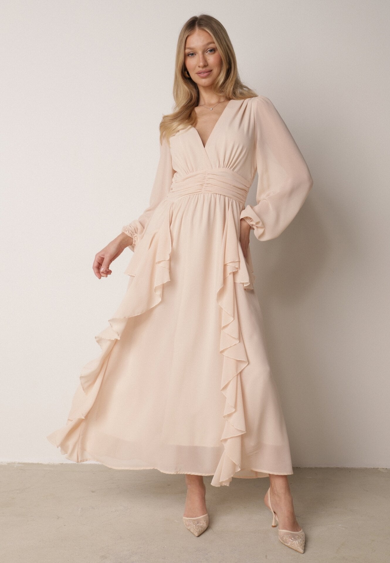 Beżowa Romantyczna Sukienka Koktajlowa z Falbanami i Marszczeniem w Pasie Aranilla
