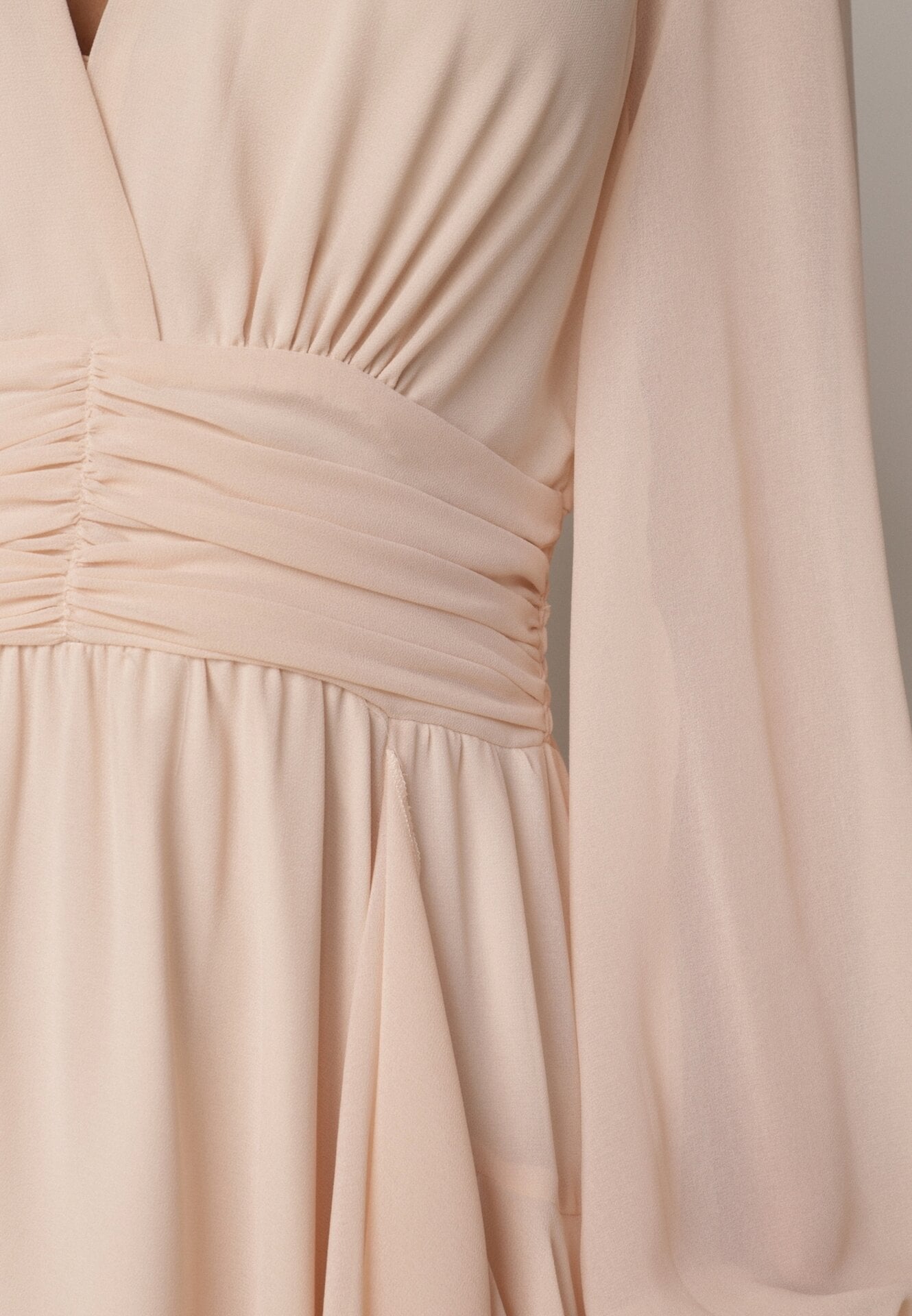 Beżowa Romantyczna Sukienka Koktajlowa z Falbanami i Marszczeniem w Pasie Aranilla