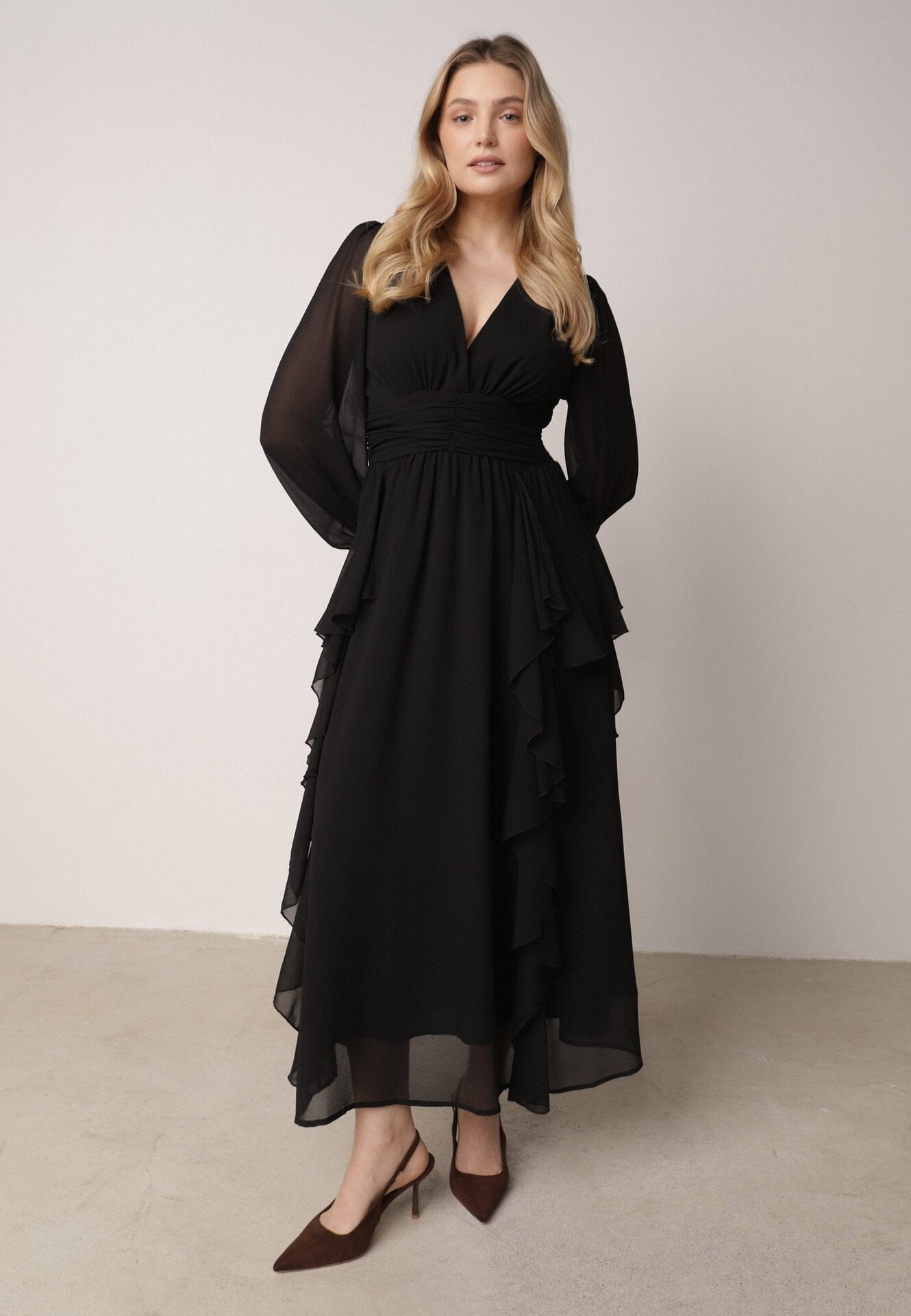 Czarna Romantyczna Sukienka Koktajlowa z Falbanami i Marszczeniem w Pasie Aranilla