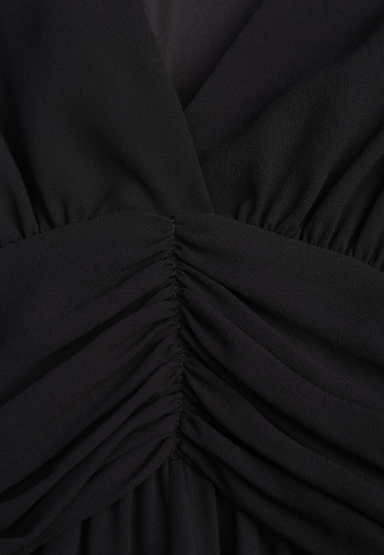 Czarna Romantyczna Sukienka Koktajlowa z Falbanami i Marszczeniem w Pasie Aranilla