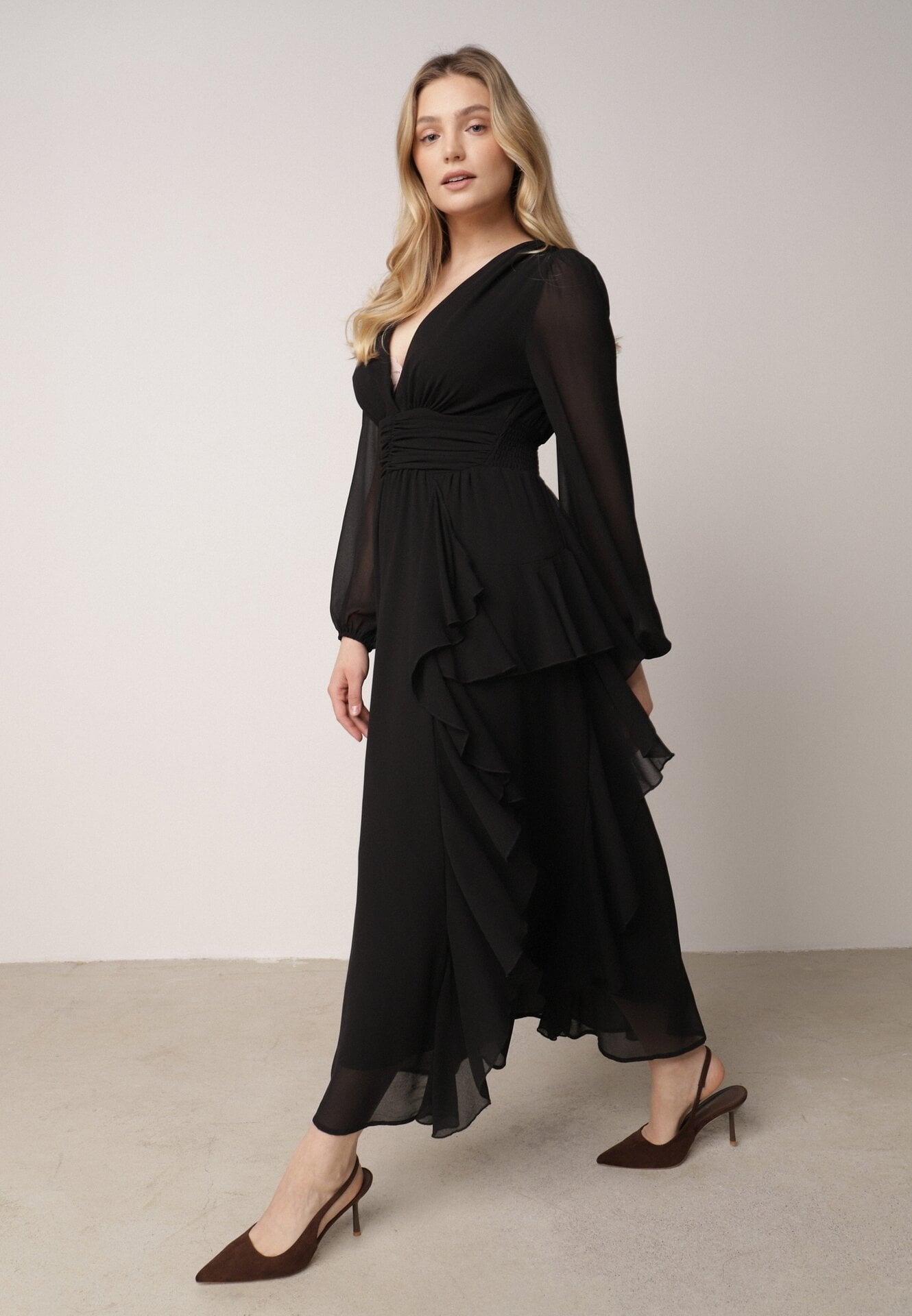 Czarna Romantyczna Sukienka Koktajlowa z Falbanami i Marszczeniem w Pasie Aranilla