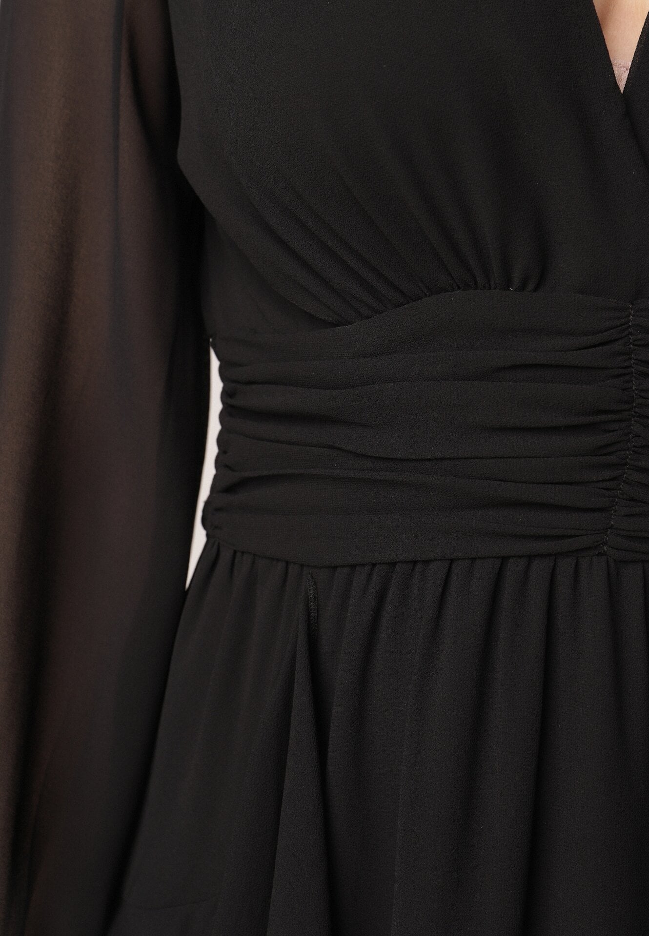 Czarna Romantyczna Sukienka Koktajlowa z Falbanami i Marszczeniem w Pasie Aranilla