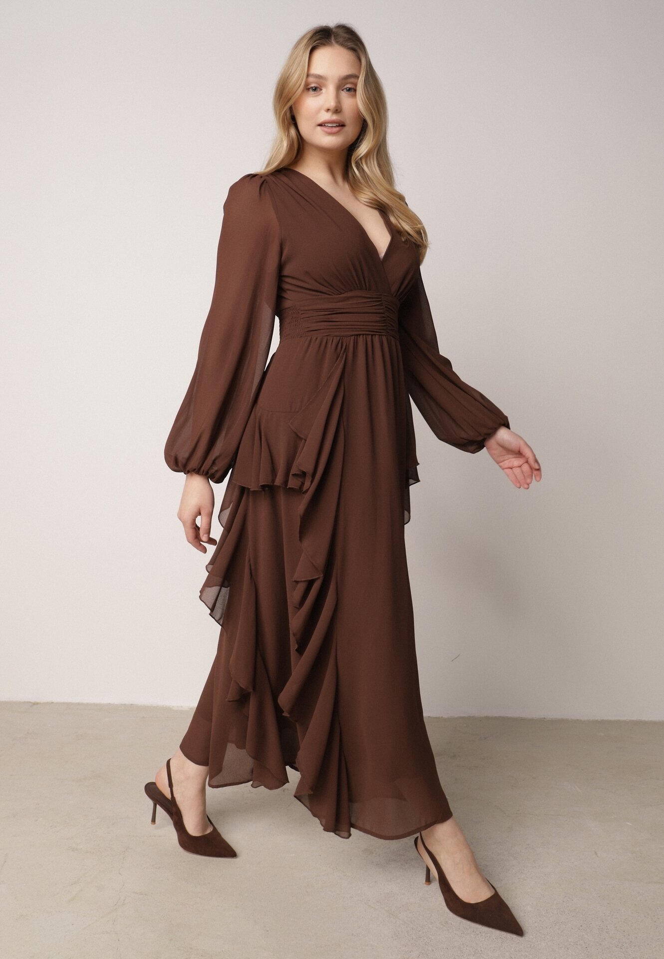 Brązowa Romantyczna Sukienka Koktajlowa z Falbanami i Marszczeniem w Pasie Aranilla