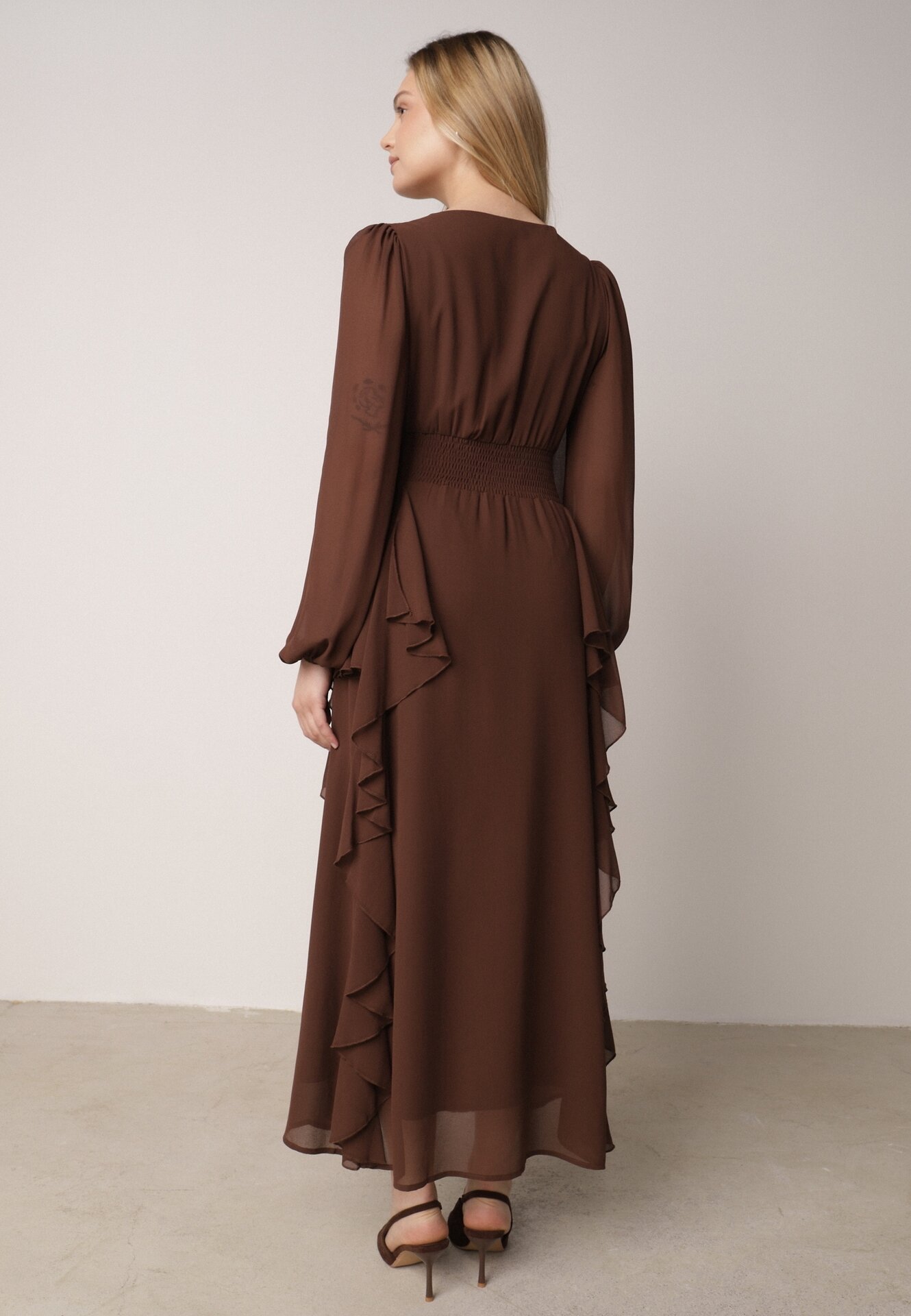 Brązowa Romantyczna Sukienka Koktajlowa z Falbanami i Marszczeniem w Pasie Aranilla