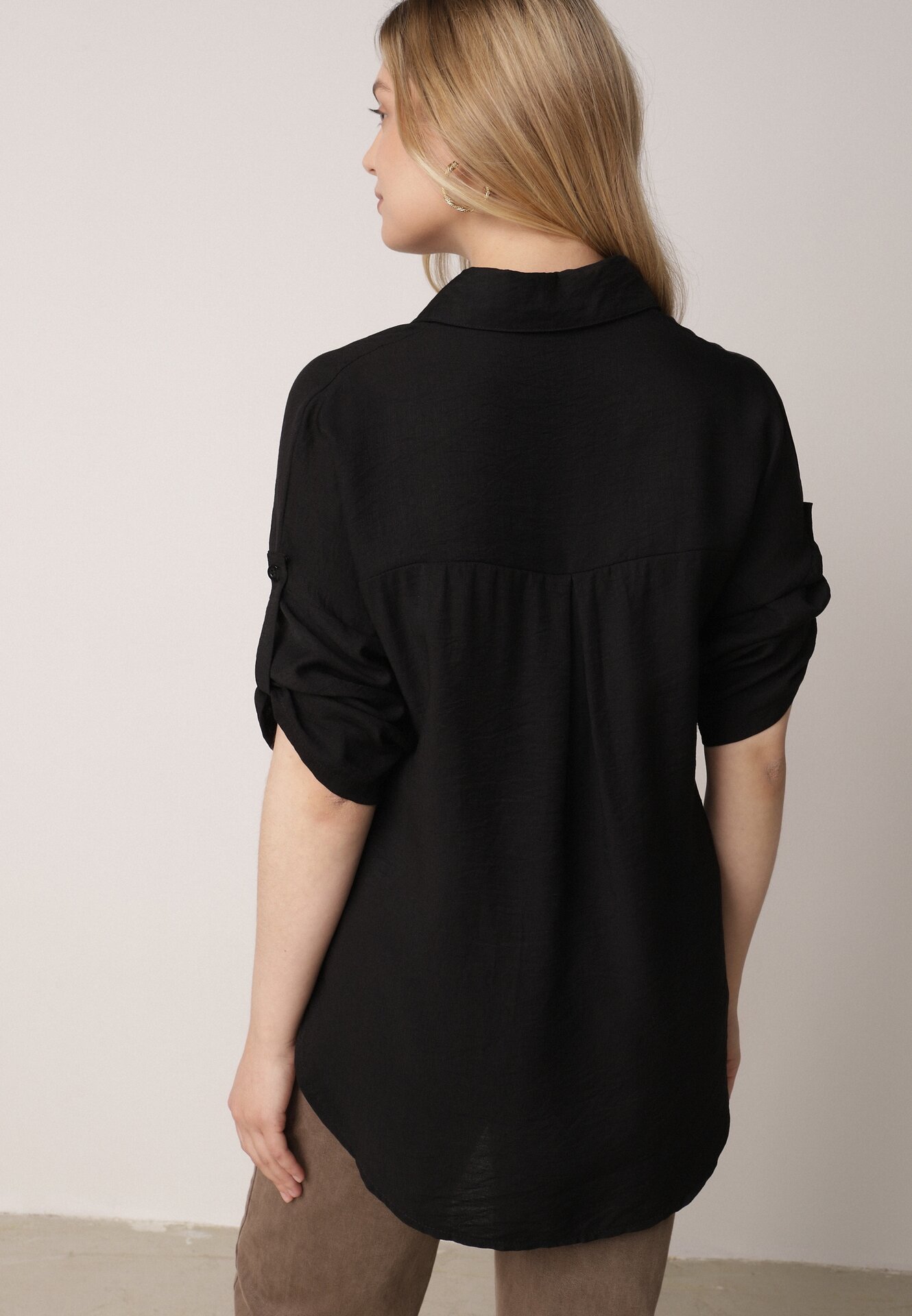 Czarna Wiszkowa Koszula Nietoperzowa z Regulowanymi Rękawami i Haftem Maryrenna