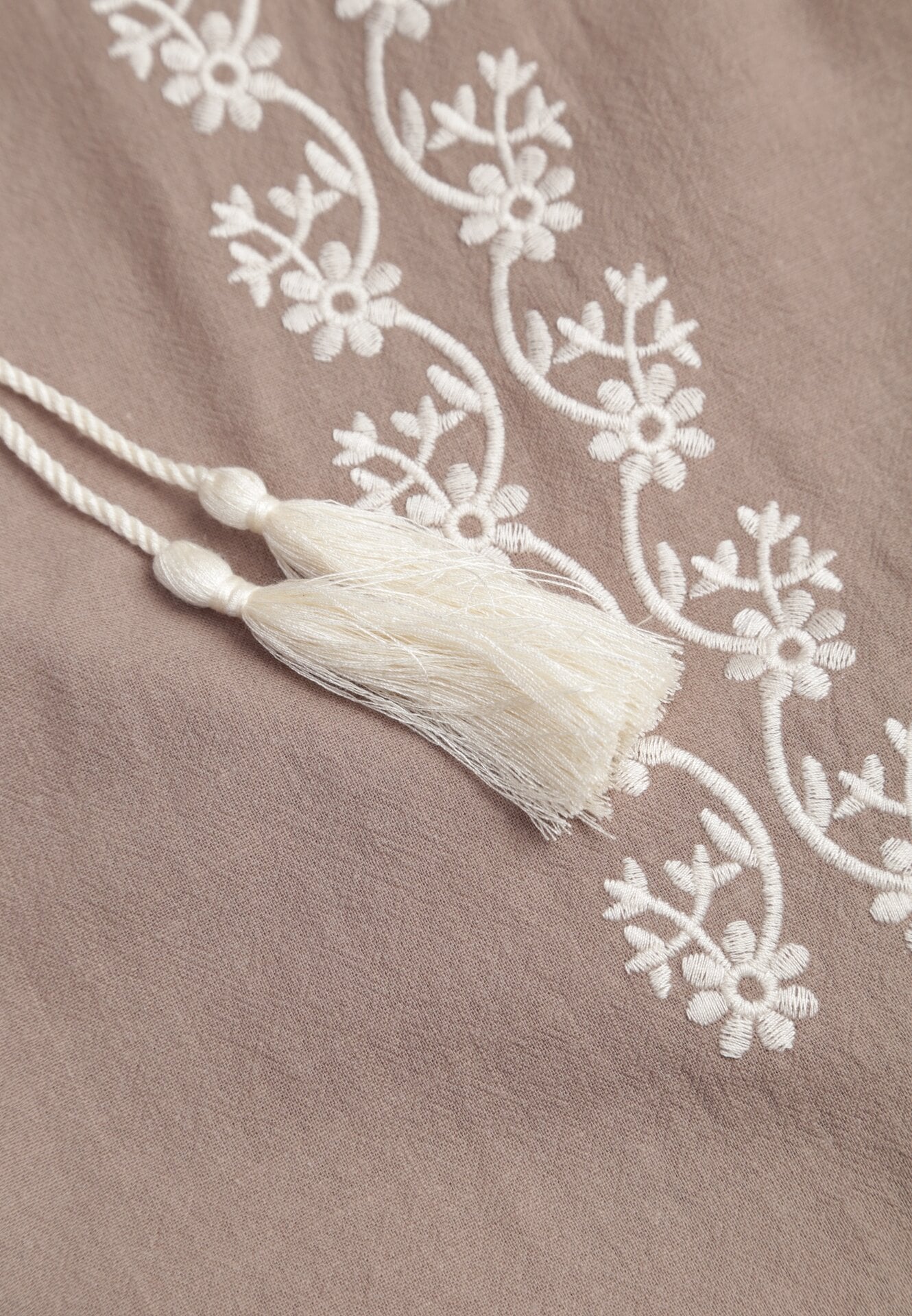 Beżowa Bawełniana Bluzka Boho z Ozdobnym Haftem i Sznurkiem z Frędzlami Lamegenia