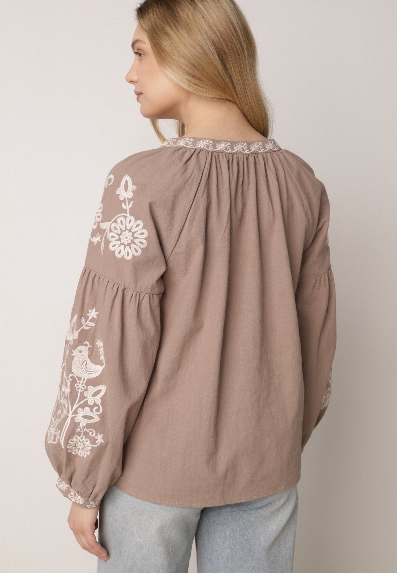Beżowa Bawełniana Bluzka Boho z Ozdobnym Haftem i Sznurkiem z Frędzlami Lamegenia
