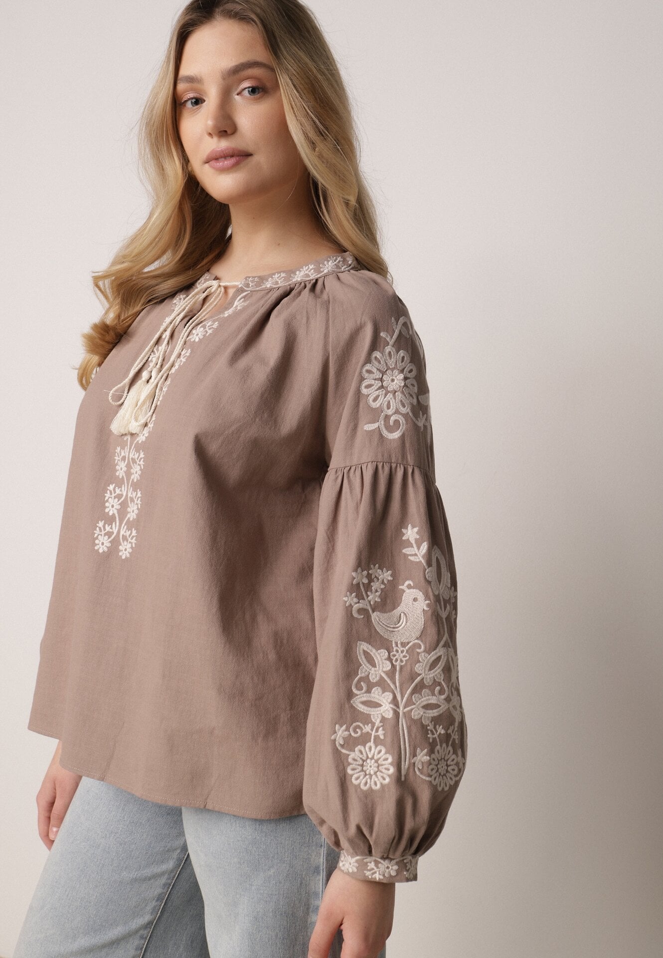 Beżowa Bawełniana Bluzka Boho z Ozdobnym Haftem i Sznurkiem z Frędzlami Lamegenia