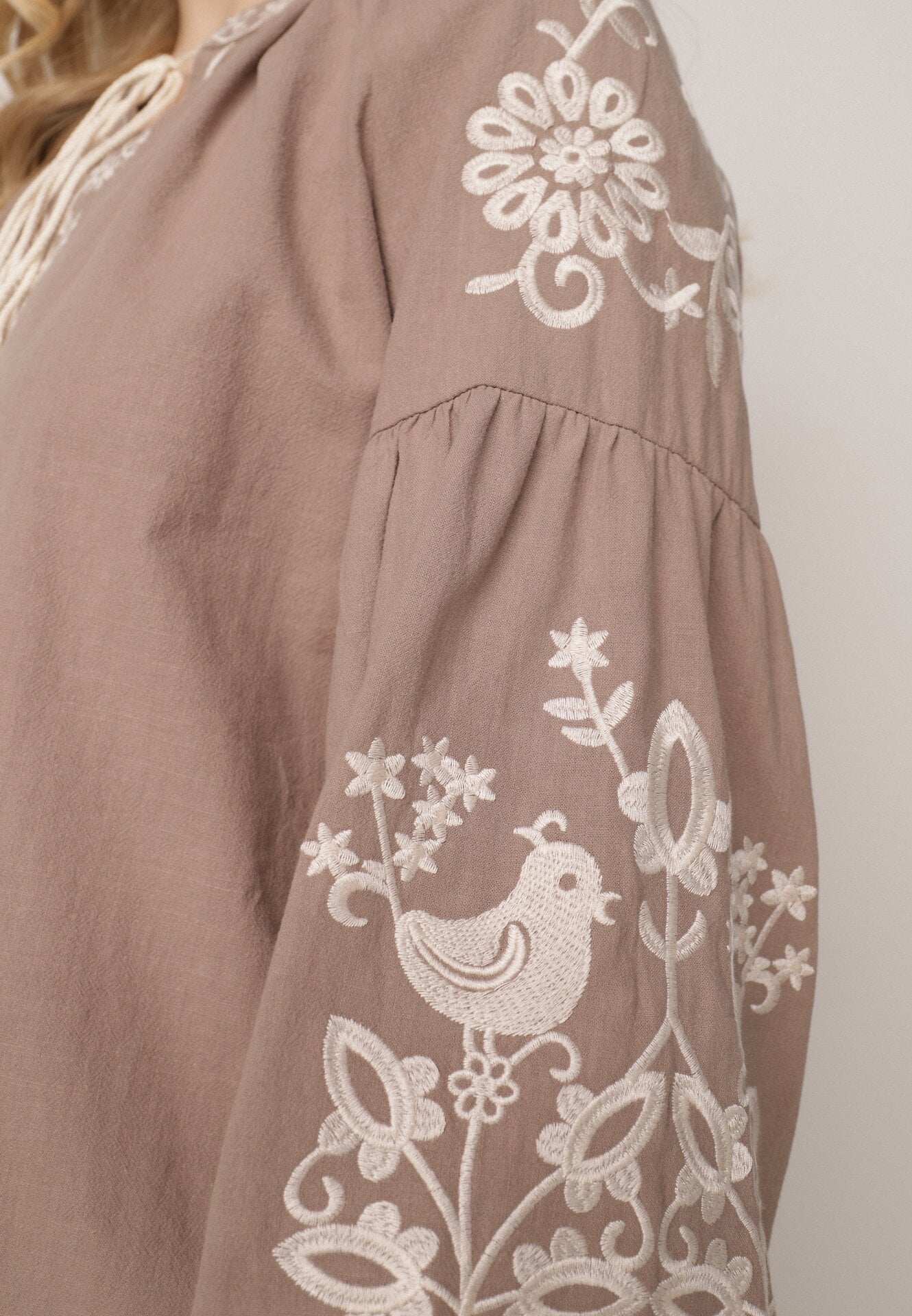 Beżowa Bawełniana Bluzka Boho z Ozdobnym Haftem i Sznurkiem z Frędzlami Lamegenia