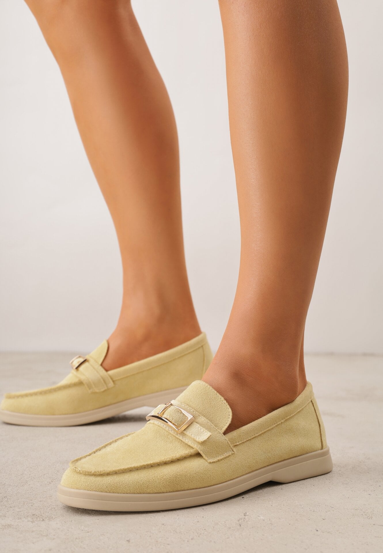 Żółte Mokasyny z Prostokątną Metaliczną Ozdobą Aeleorane