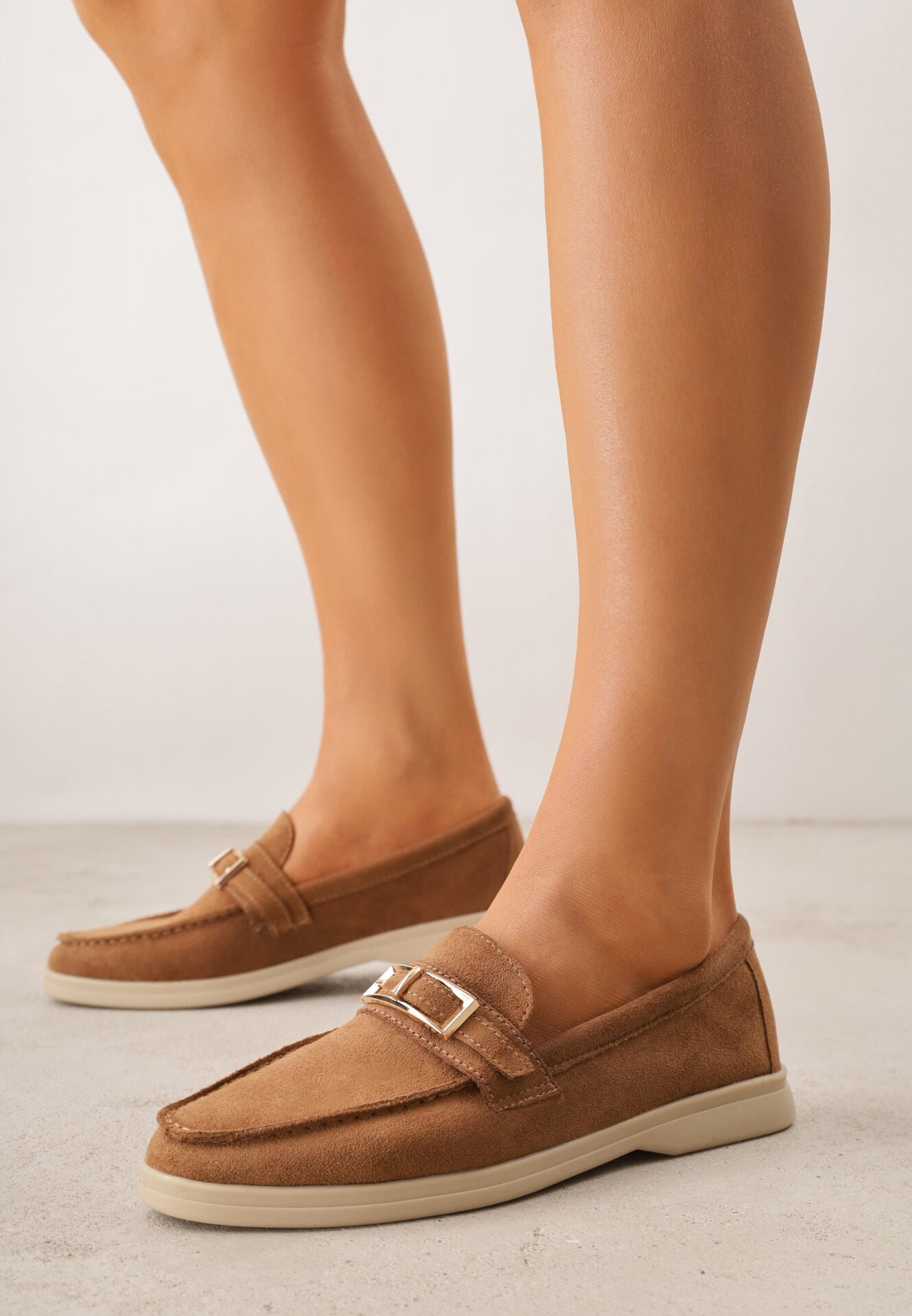 Jasnobrązowe Mokasyny z Prostokątną Metaliczną Ozdobą Aeleorane