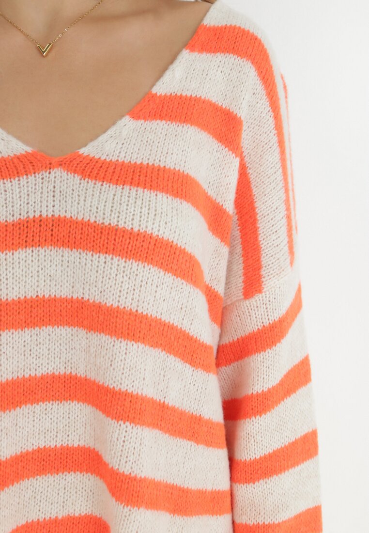 Biało-Pomarańczowy Sweter z Wełną w Paski z Trójkątnym Dekoltem Muwsand