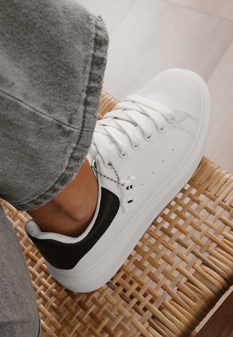 Biało-Czarne Klasyczne Sneakersy z Ozdobną Zawieszką Tenevia