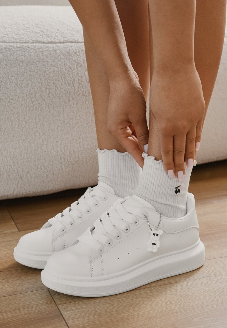 Białe Klasyczne Sneakersy z Ozdobną Zawieszką Tenevia