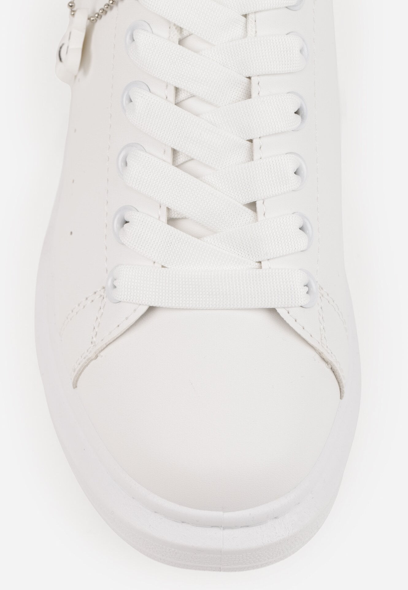 Białe Klasyczne Sneakersy z Ozdobną Zawieszką Tenevia