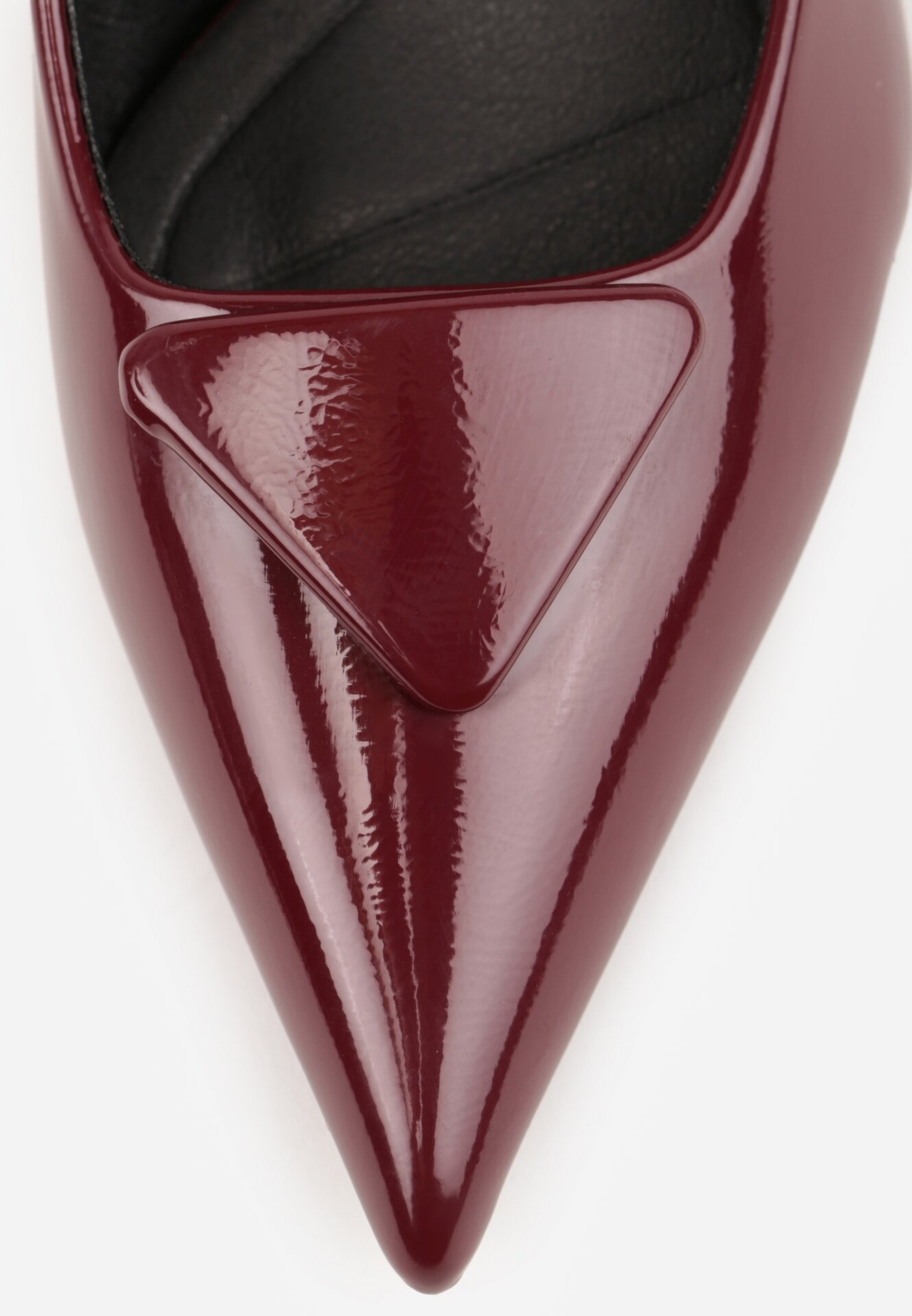 Bordowe Lakierowane Czółenka na Szpilce Typu Kaczuszka z Aplikacją Trójkąta Tromella