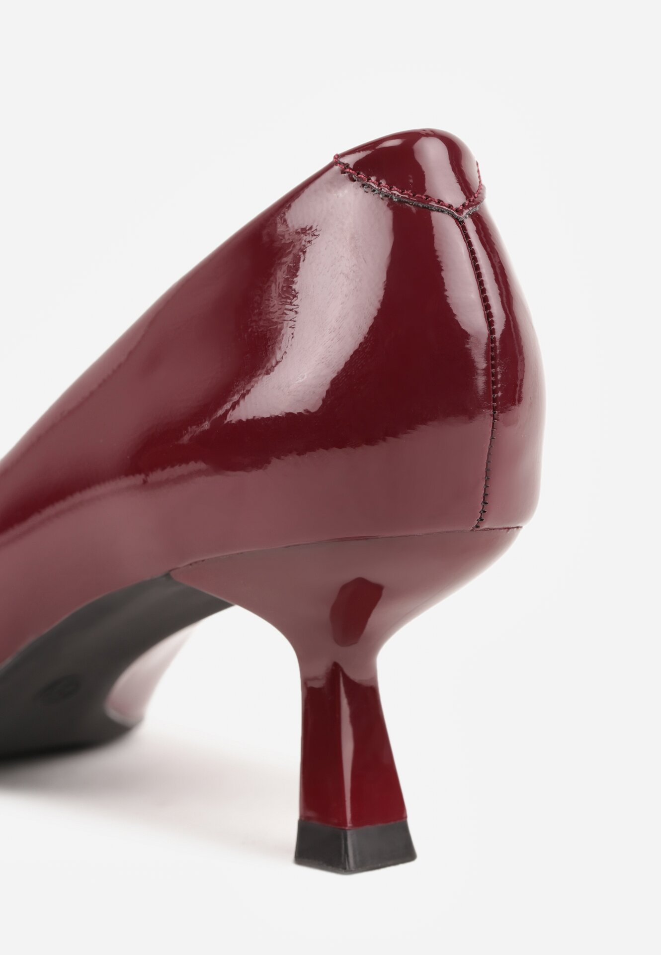 Bordowe Lakierowane Czółenka na Szpilce Typu Kaczuszka z Aplikacją Trójkąta Tromella