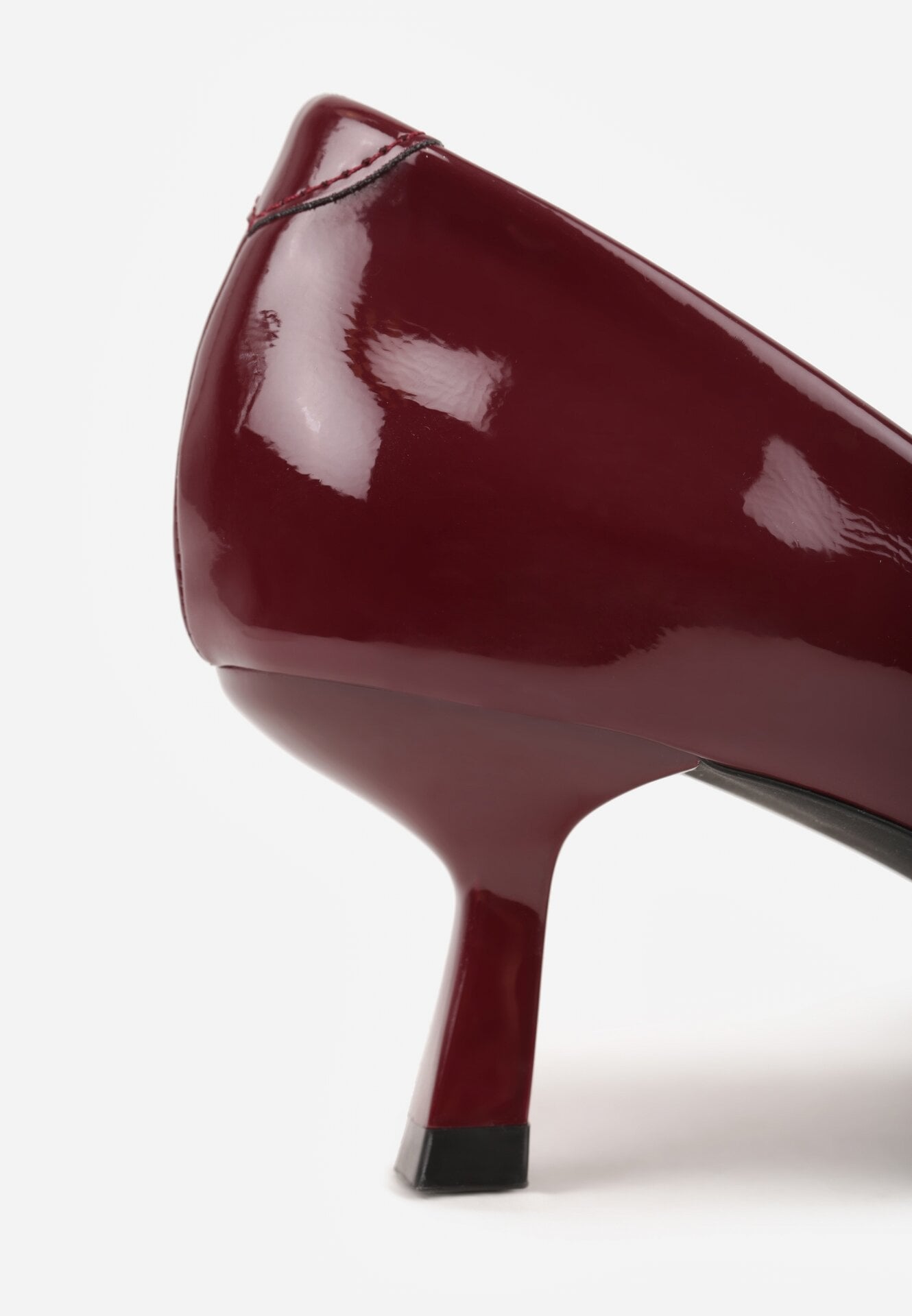 Bordowe Lakierowane Czółenka na Kaczuszce z Ozdobnymi Paskami Caloma