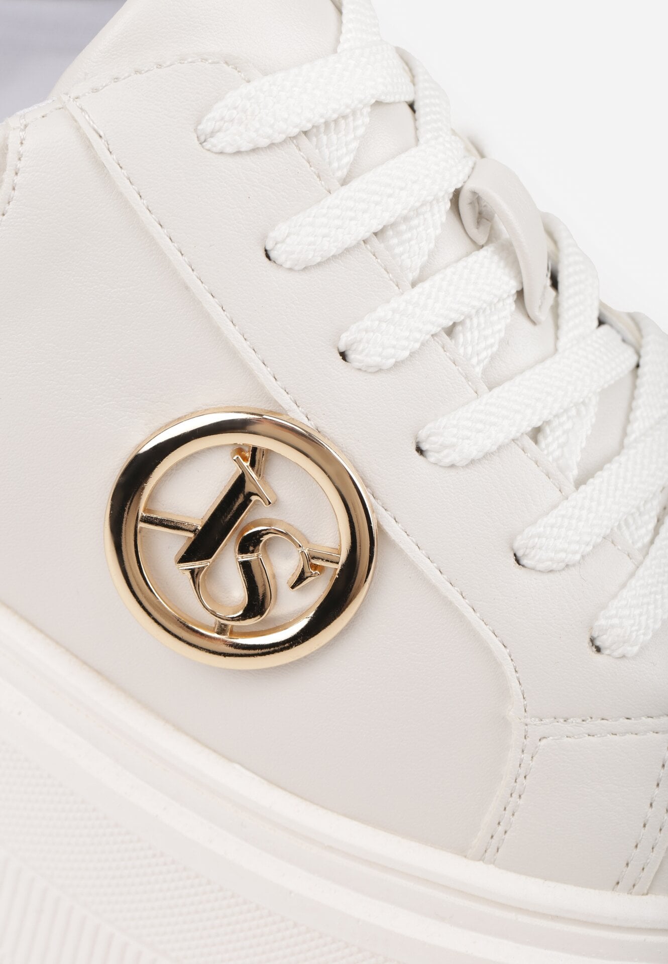 Białe Sneakersy Vices na Grubej Podeszwie z Metaliczną Ozdobą Tatorelis