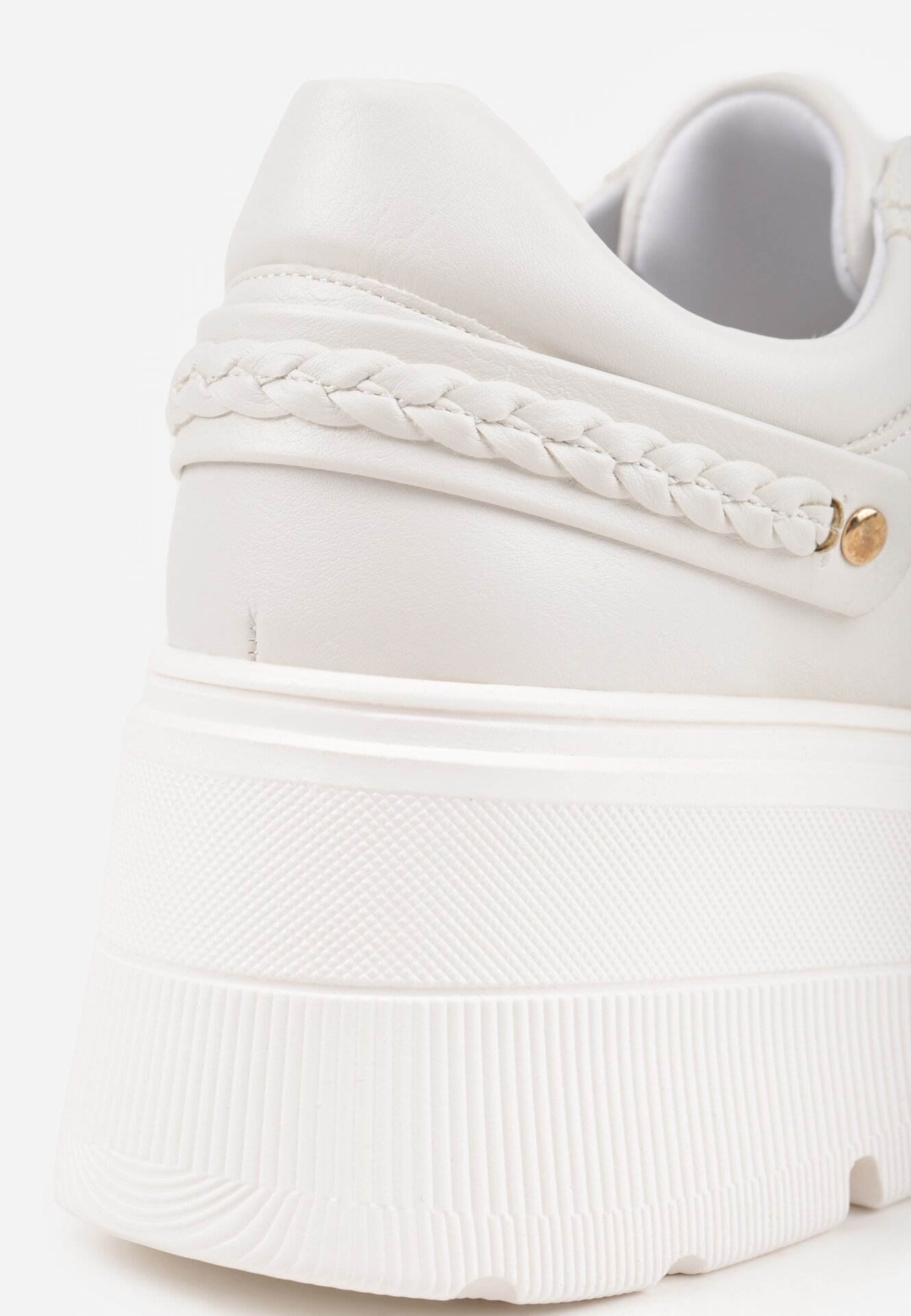 Białe Sneakersy Vices na Grubej Podeszwie z Metaliczną Ozdobą Tatorelis