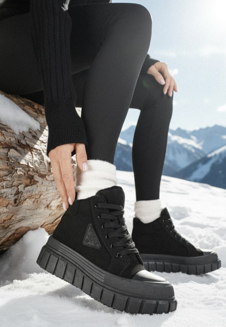 Czarne Botki Vices w Stylu Traperów z Grubą Tłoczoną Podeszwą z Ozdobą Alurriva