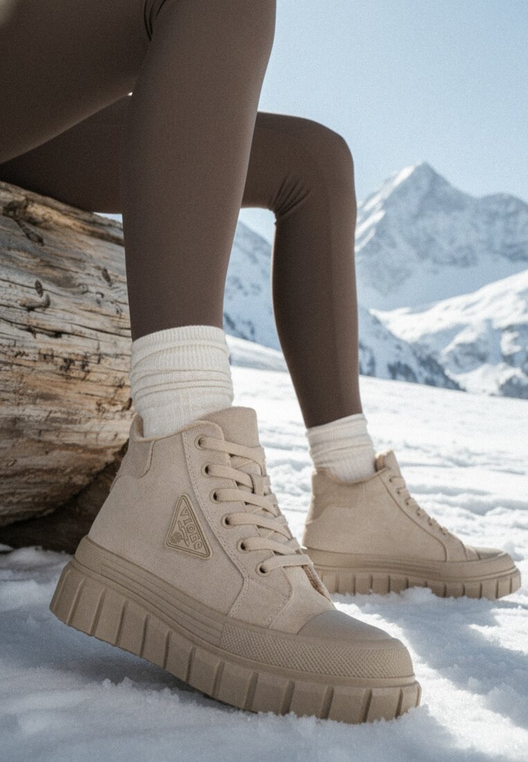 Ciemnobeżowe Botki Vices w Stylu Traperów z Grubą Tłoczoną Podeszwą z Ozdobą Alurriva