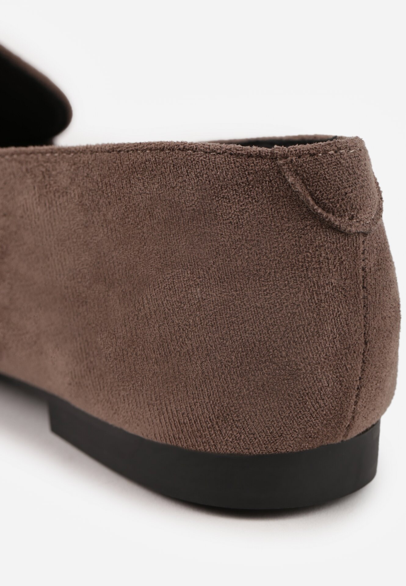 Ciemnobeżowe Mokasyny Vices z Noskiem w Szpic i Metaliczną Aplikacją Rilemise