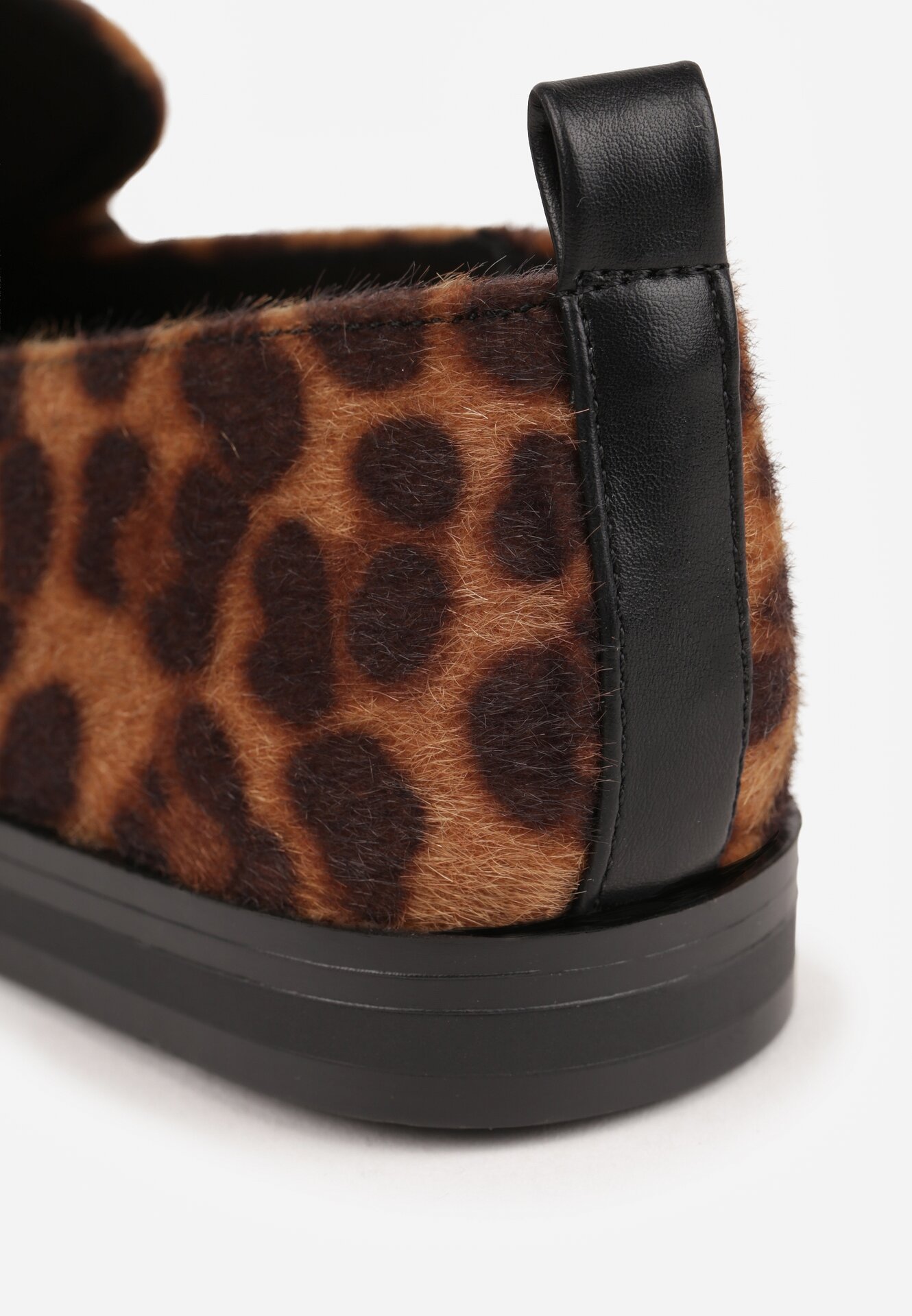 Panterkowe Mokasyny Vices ze Skórzaną Wkładką i Ozdobnymi Przeszyciami Adestiia