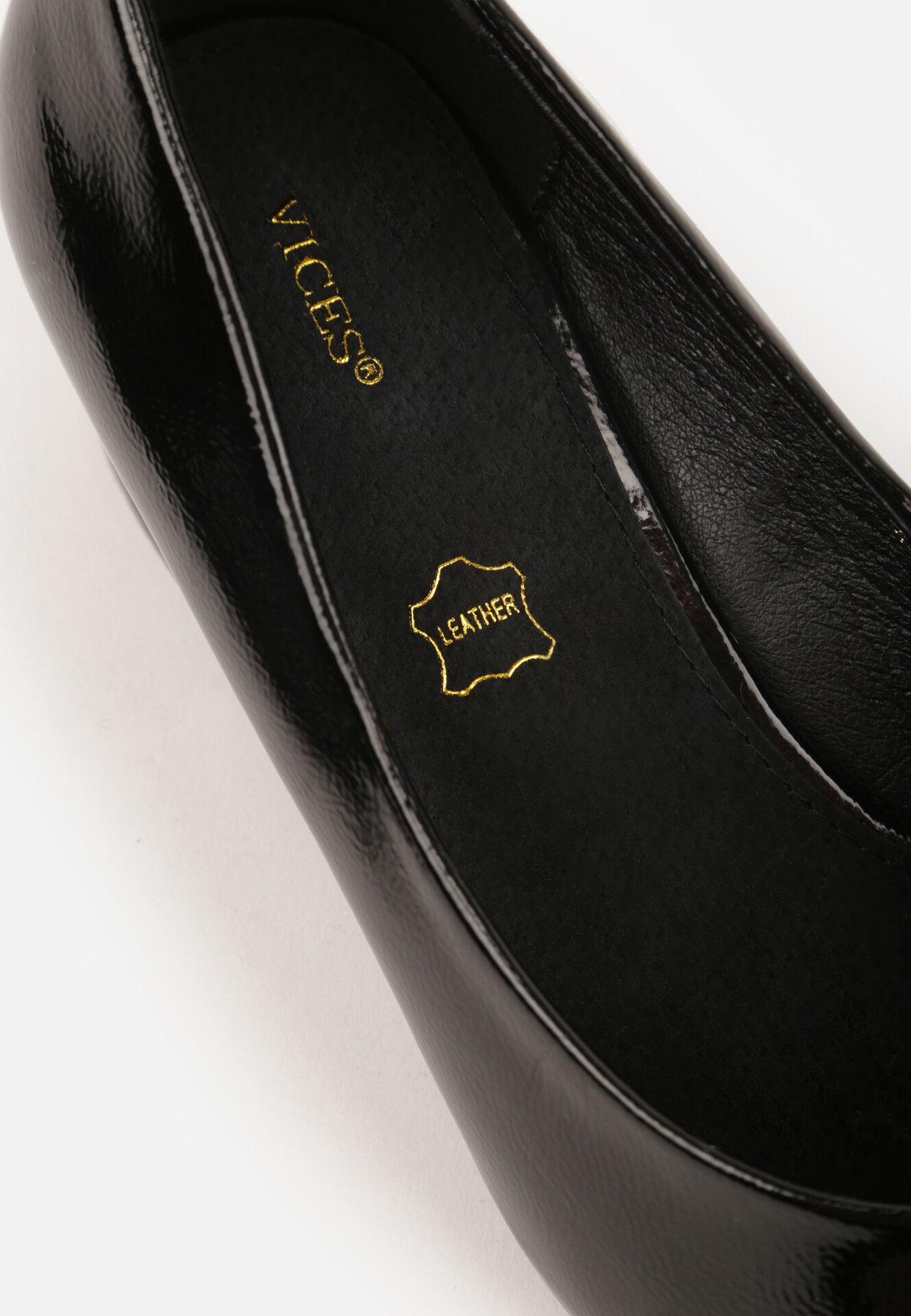 Czarne Czółenka na Obcasie Vices ze Skórzaną Wkładką Ozdobione Klamrą Aponelle