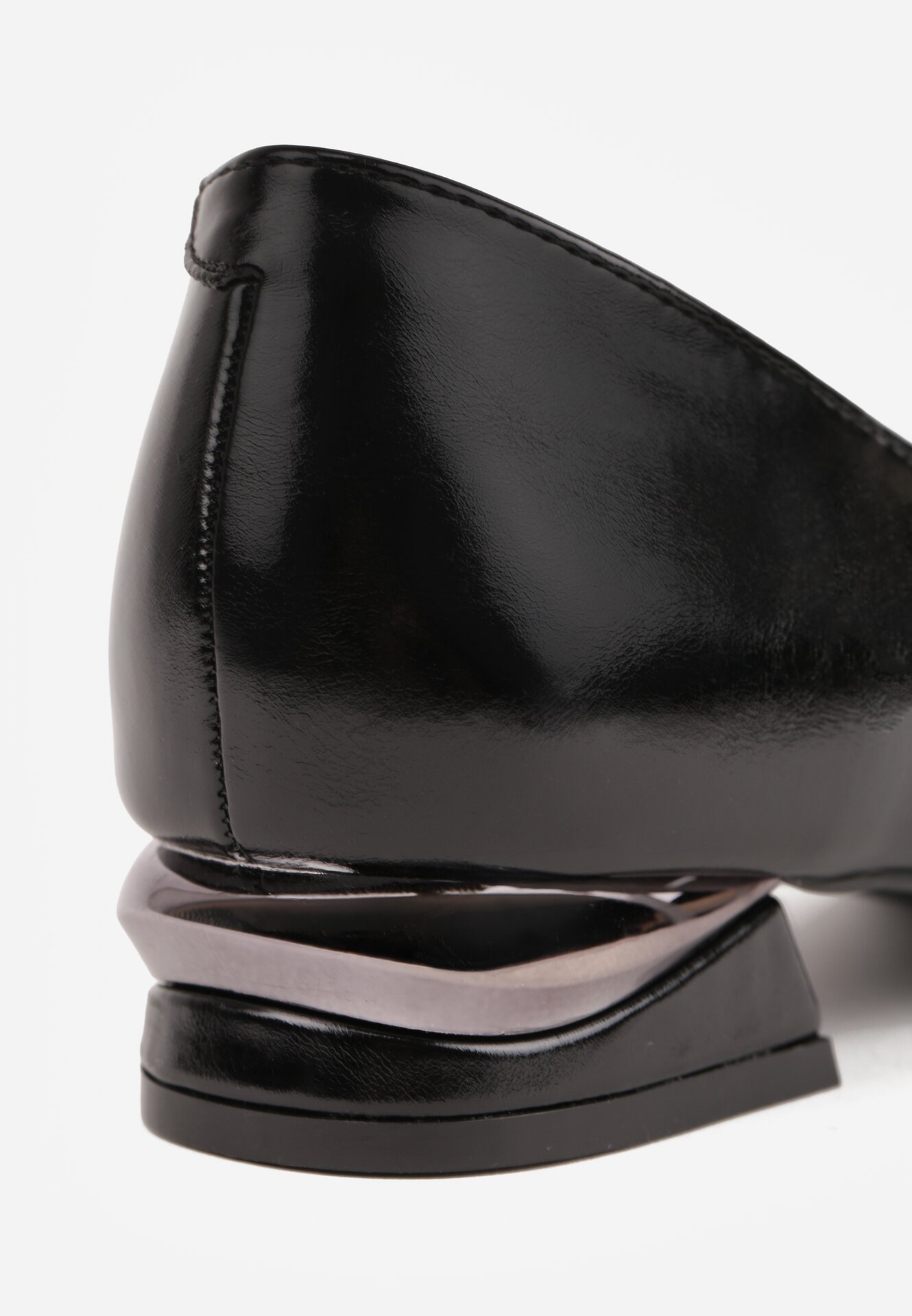 Czarne Lakierowane Czółenka Vices ze Skórzaną Wkładką na Obcasie z Aplikacją Celvila