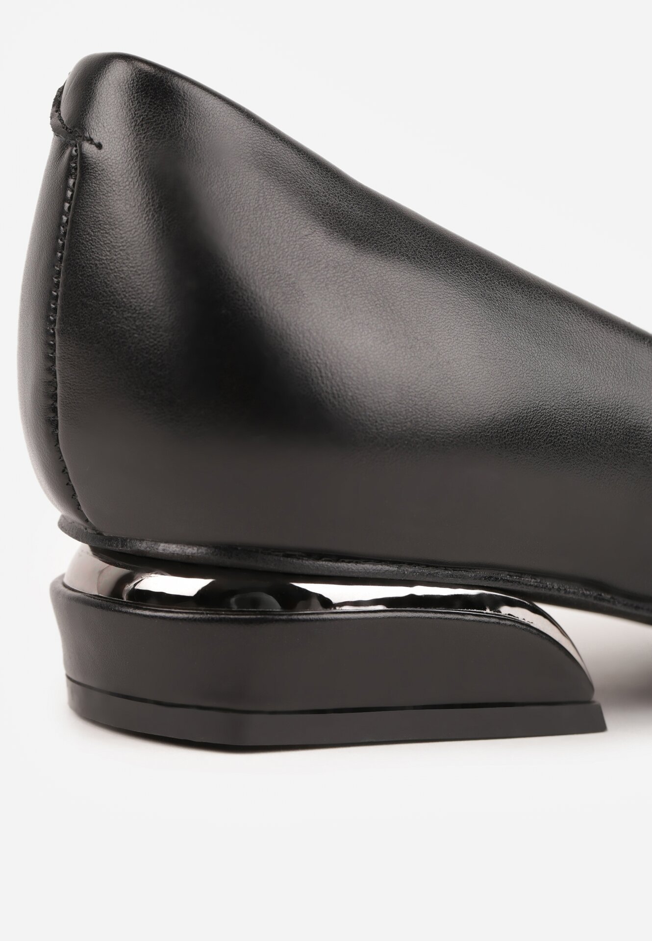 Czarne Czółenka Vices ze Skórzaną Wkładką Zdobione Metaliczną Aplikacją Daisse