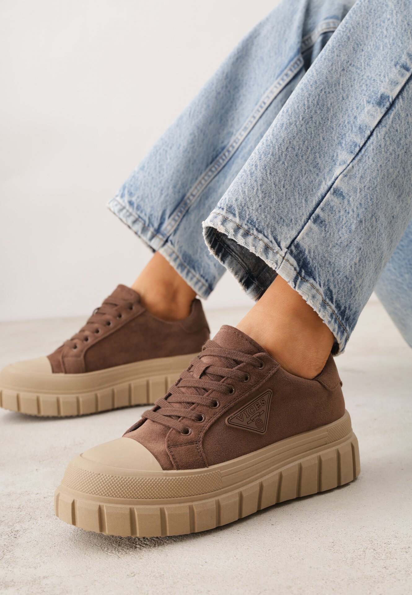 Jasnobrązowe Sneakersy Vices na Grubej Podeszwie z Geometryczną Aplikacją Leanae