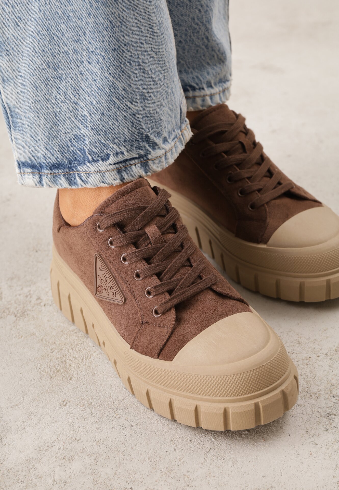 Jasnobrązowe Sneakersy Vices na Grubej Podeszwie z Geometryczną Aplikacją Leanae