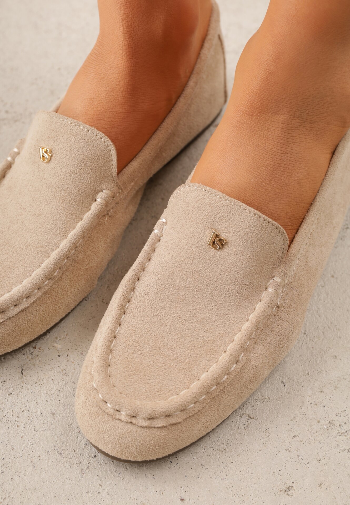 Jasnobeżowe Mokasyny VICES ze Skórzaną Wkładką i Metalową Ozdobą Aquilin