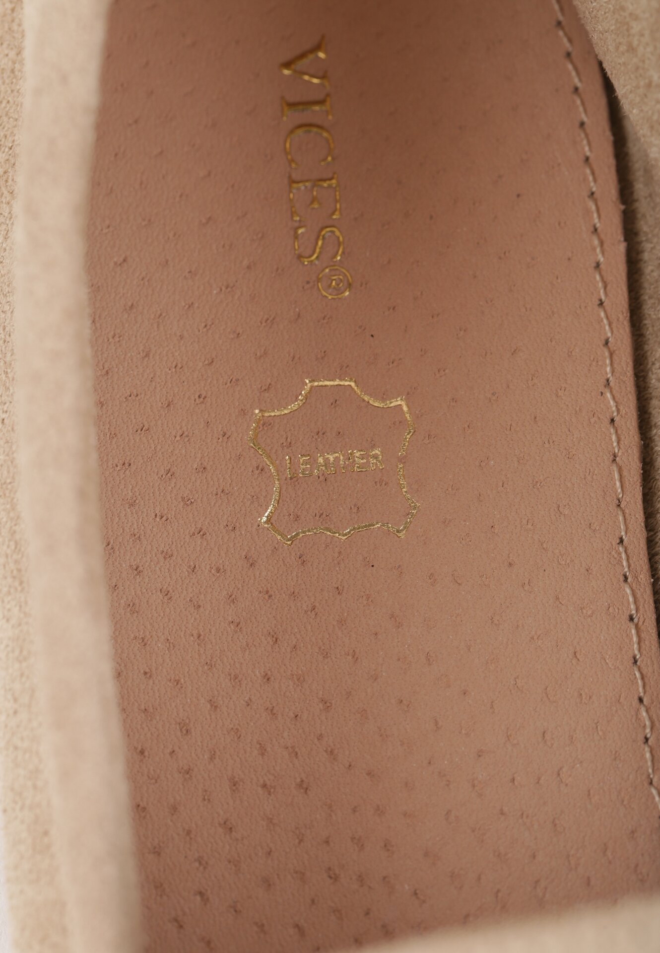 Jasnobeżowe Mokasyny VICES ze Skórzaną Wkładką i Metalową Ozdobą Aquilin