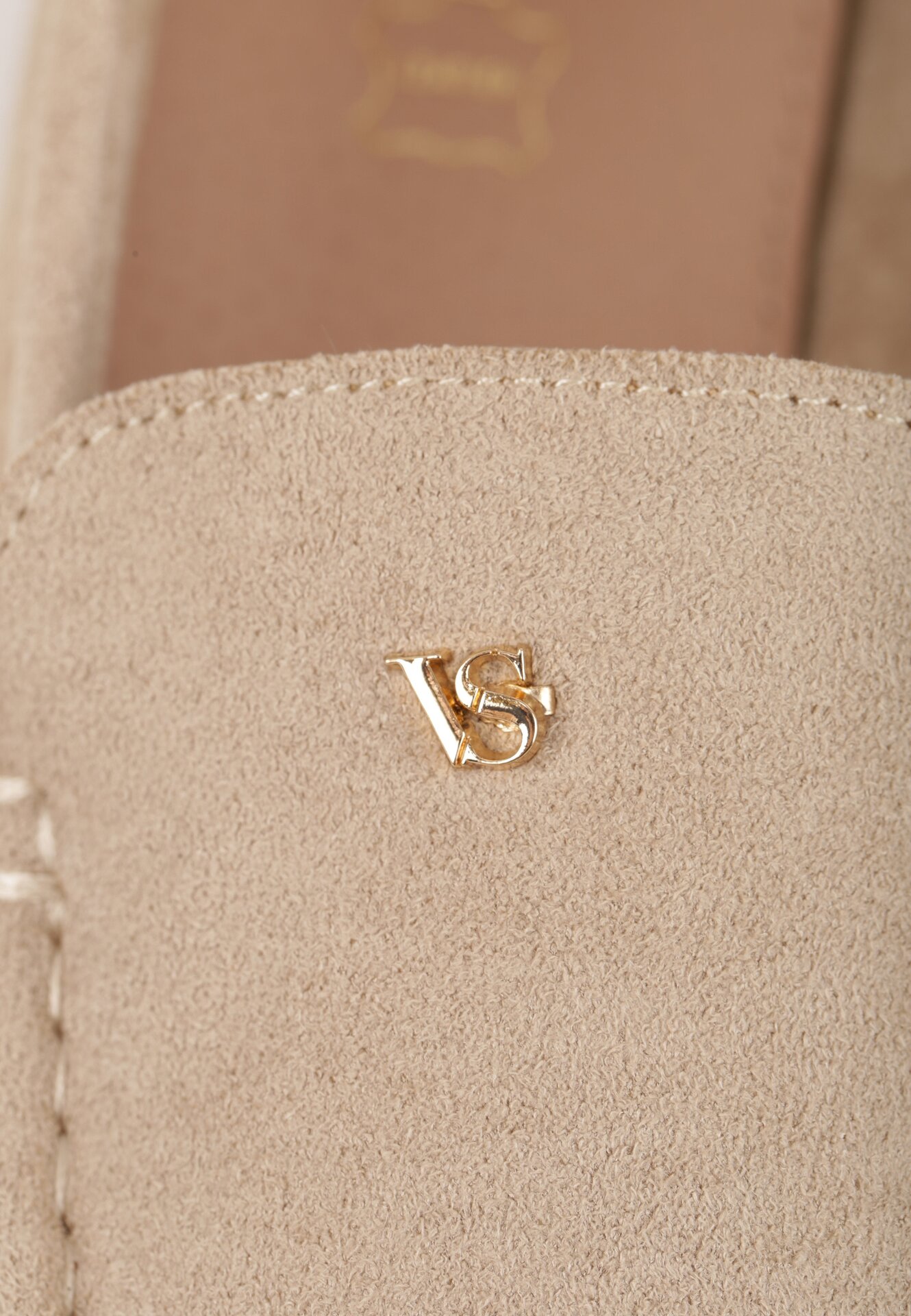 Jasnobeżowe Mokasyny VICES ze Skórzaną Wkładką i Metalową Ozdobą Aquilin