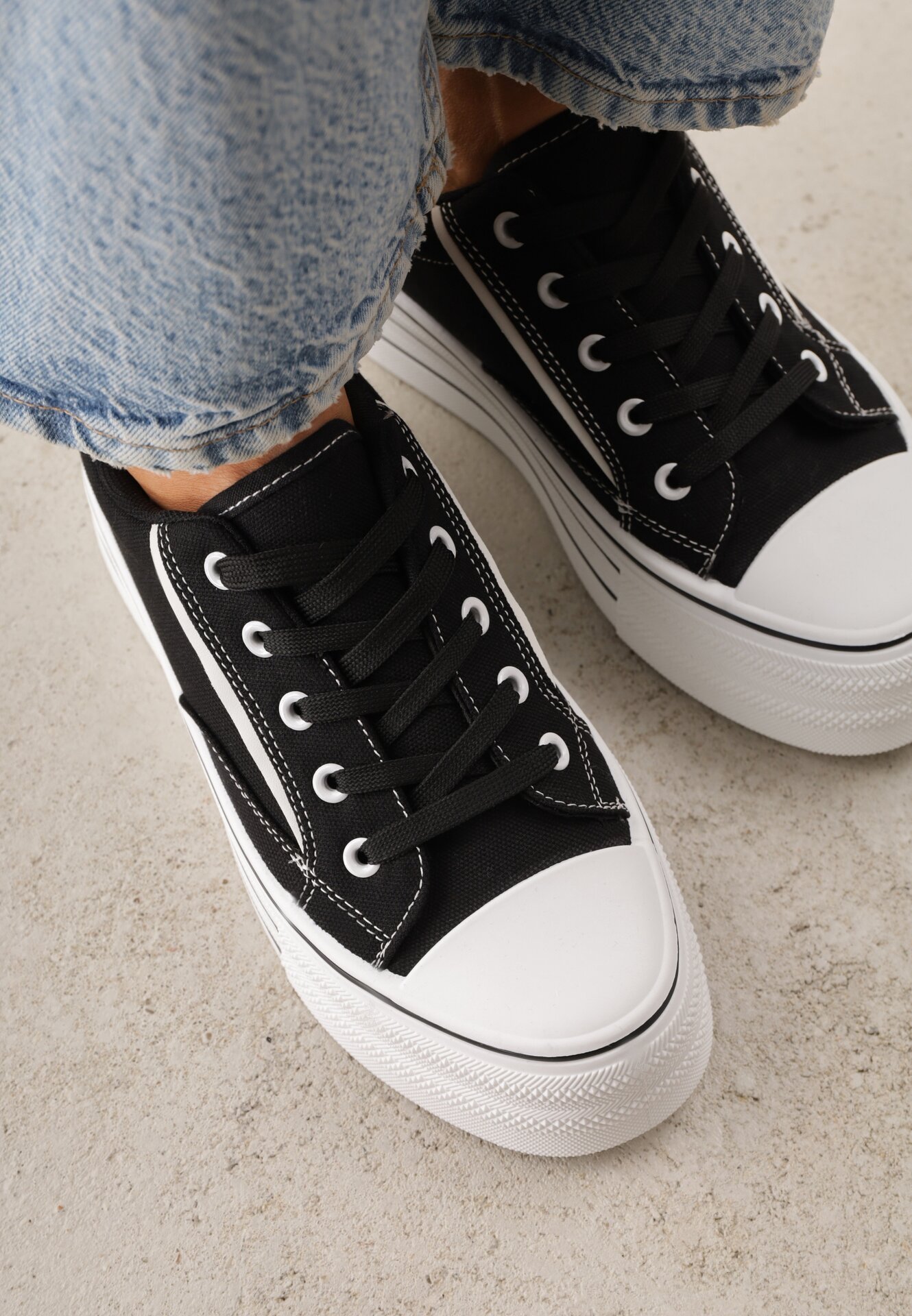 Czarne Klasyczne Trampki na Grubej Podeszwie Araenes