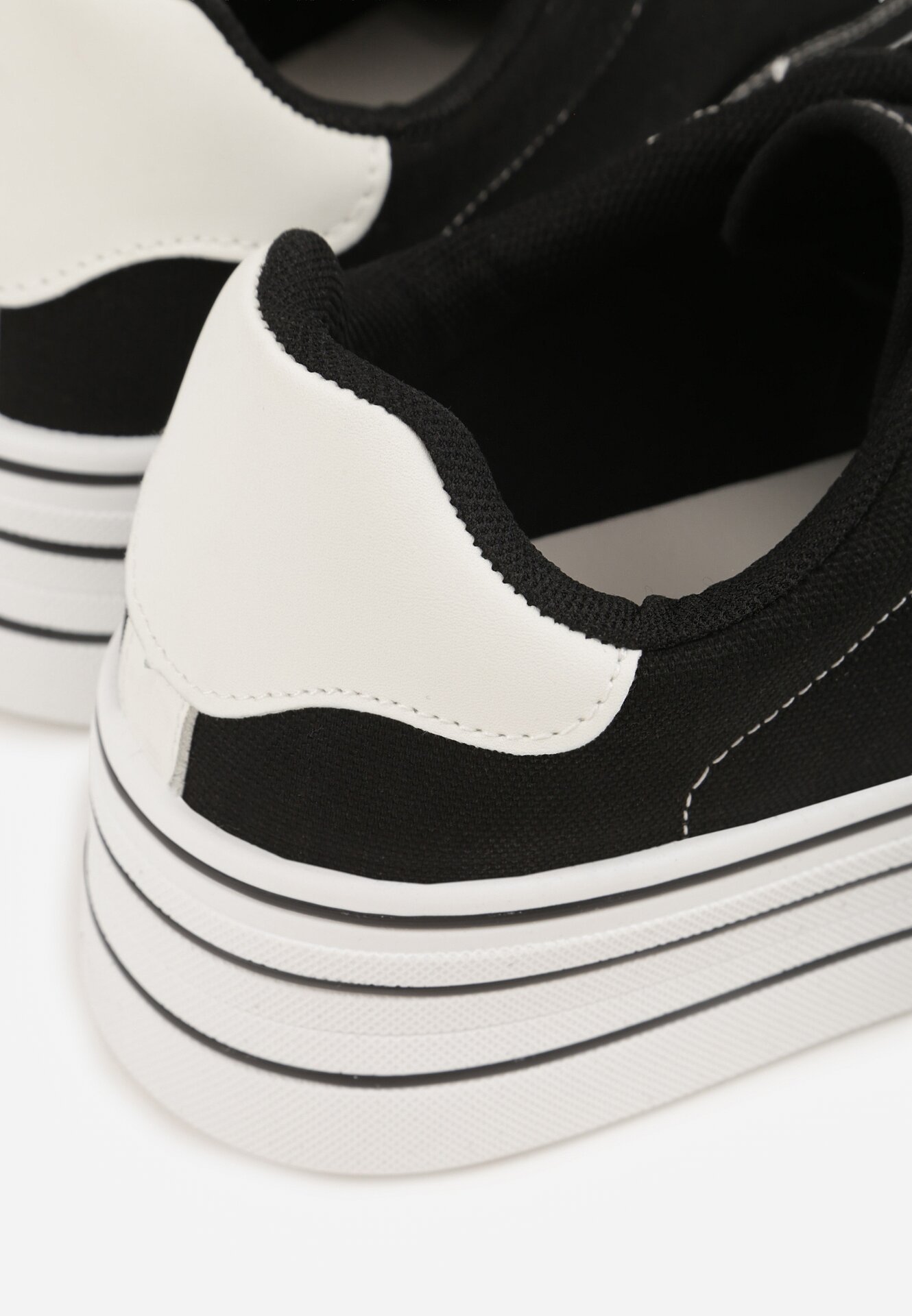 Czarne Klasyczne Trampki na Grubej Podeszwie Araenes