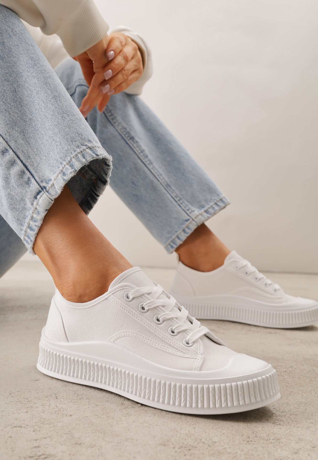 Teniși înalți Albi