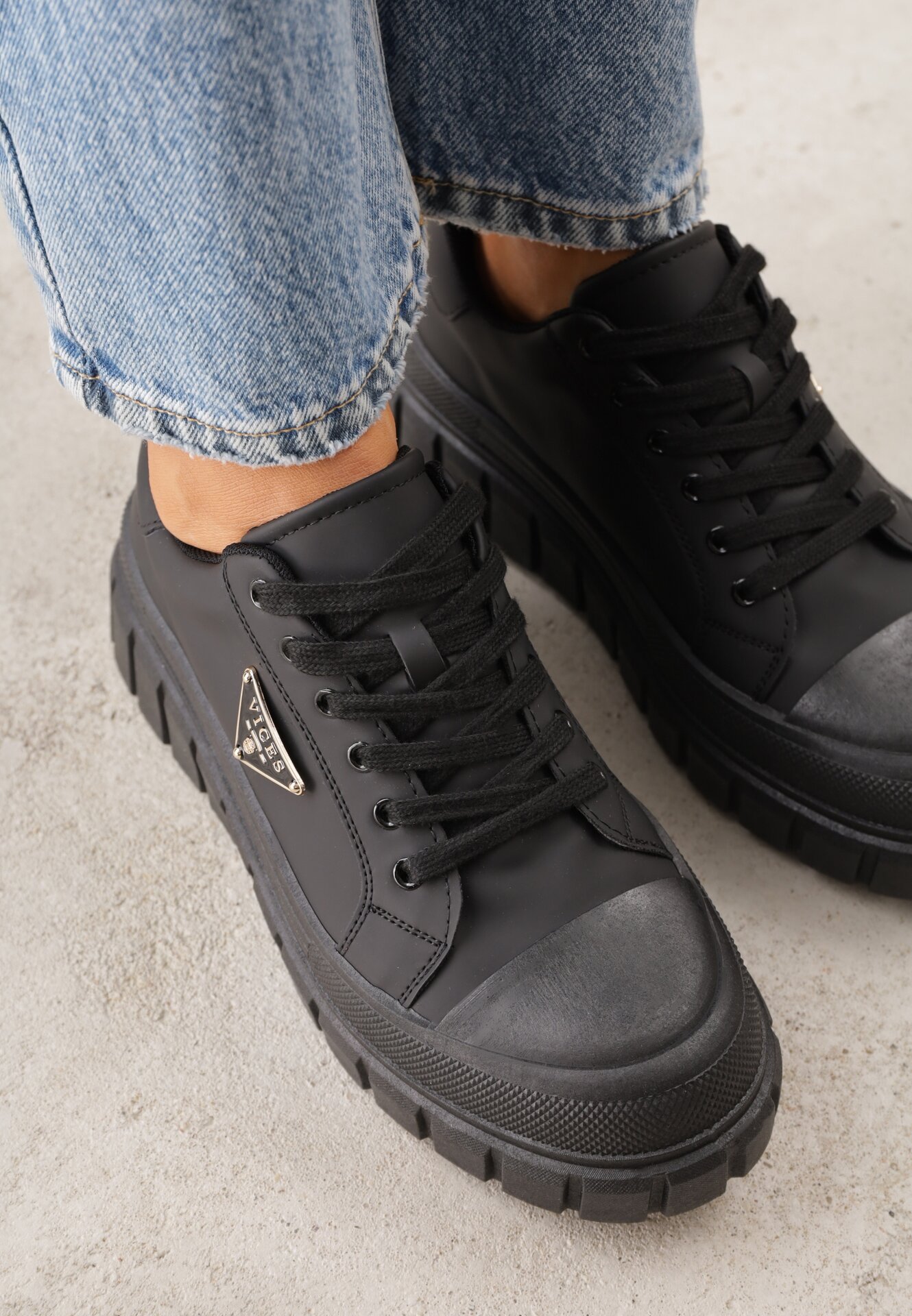 Czarne Casualowe Sneakersy VICES na Grubej Podeszwie z Tłoczeniami Therelle